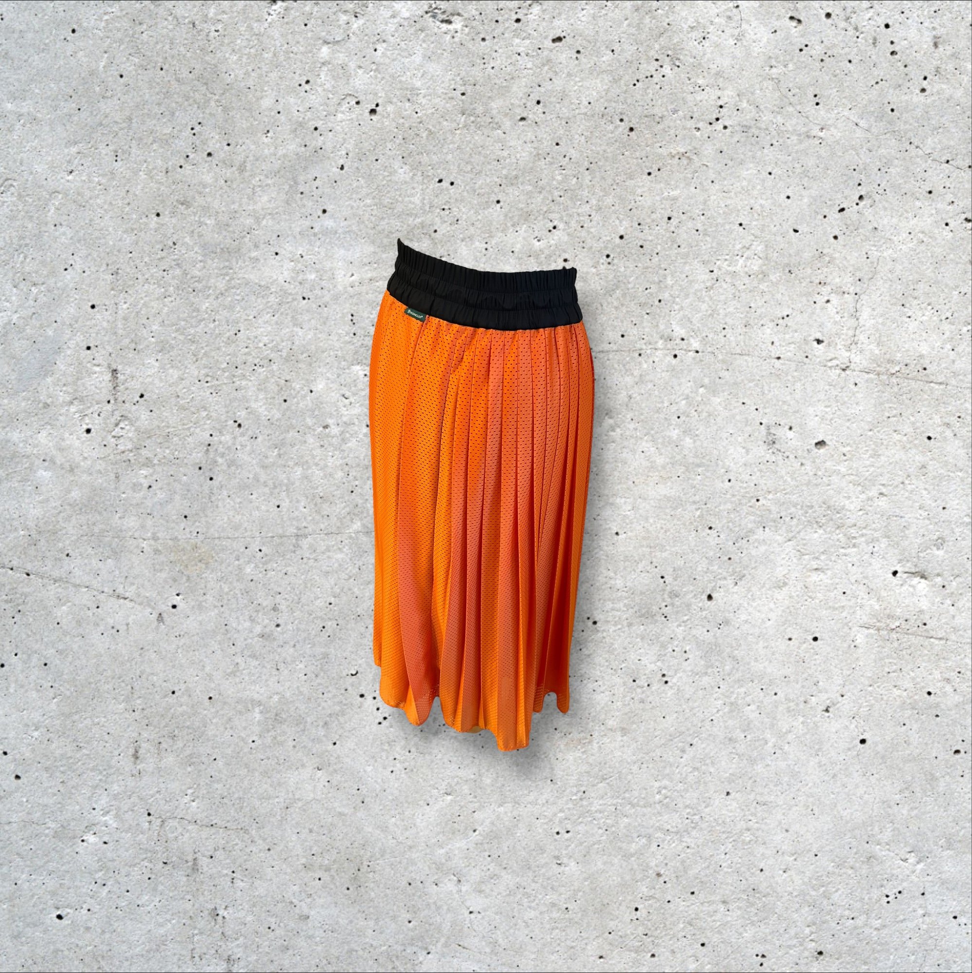 adomimod.com-moncler-jupe-orange-micro-perforee-plissee-taille-sPhotoroom_010_20241204_162629.jpg