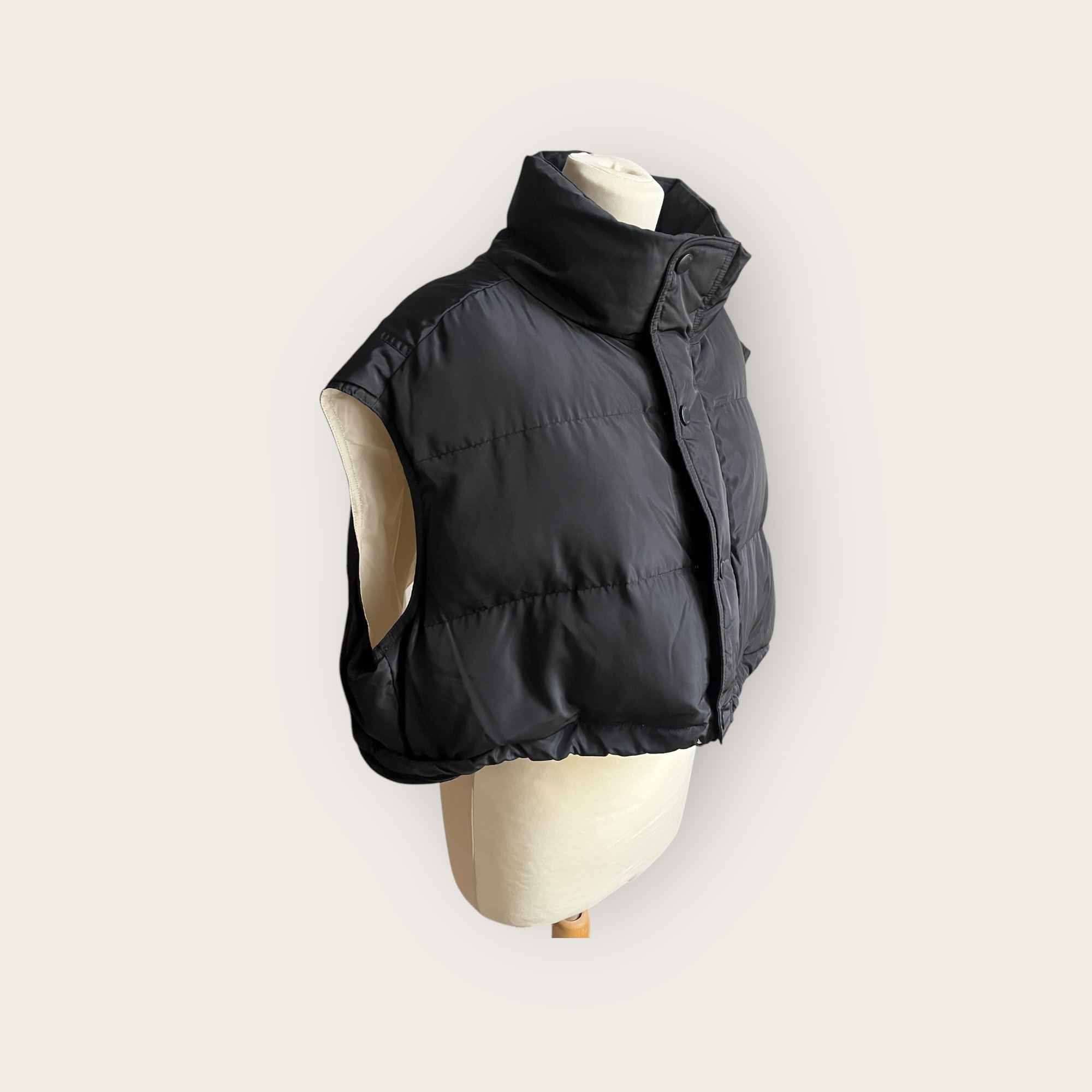 adomimod.com-maje-doudoune-sans-manches-noire-taille-uniquePhotoroom_006_20250327_160043.jpeg