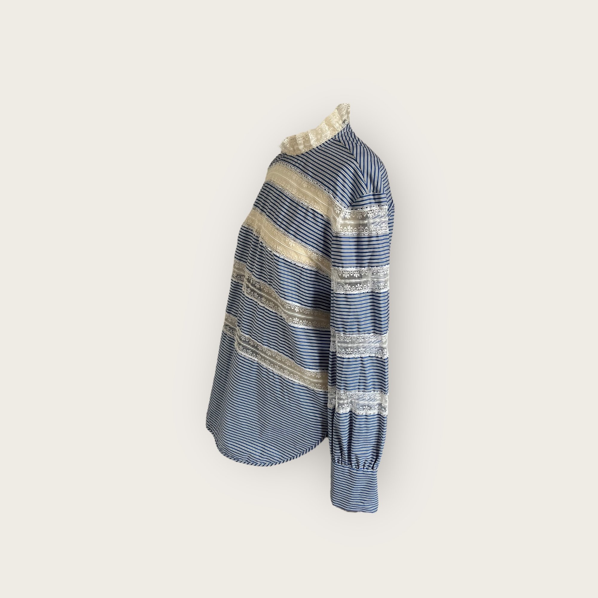 adomimod.com-sandro-blouse-rayurs-bleues-dentelle-taille-3Photoroom_003_20250423_154230.jpeg
