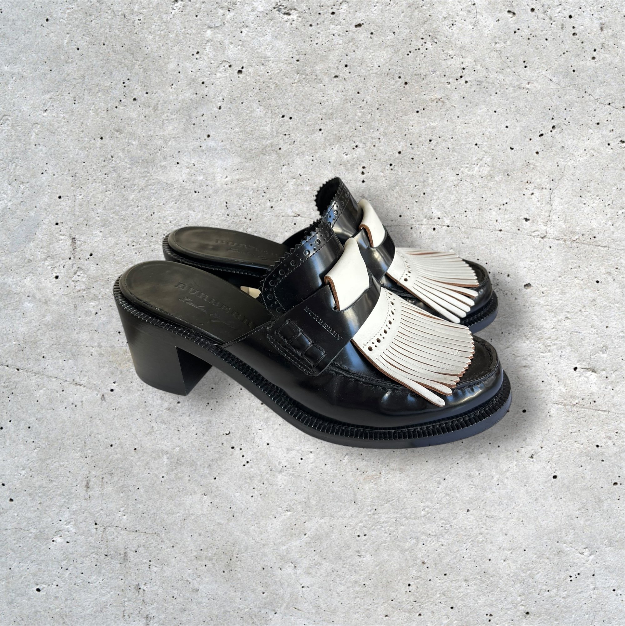 adomimod.com-BURBERRY-mules-cuir-noir-blanc-pointure-38Photoroom_008_20250404_163446.jpeg