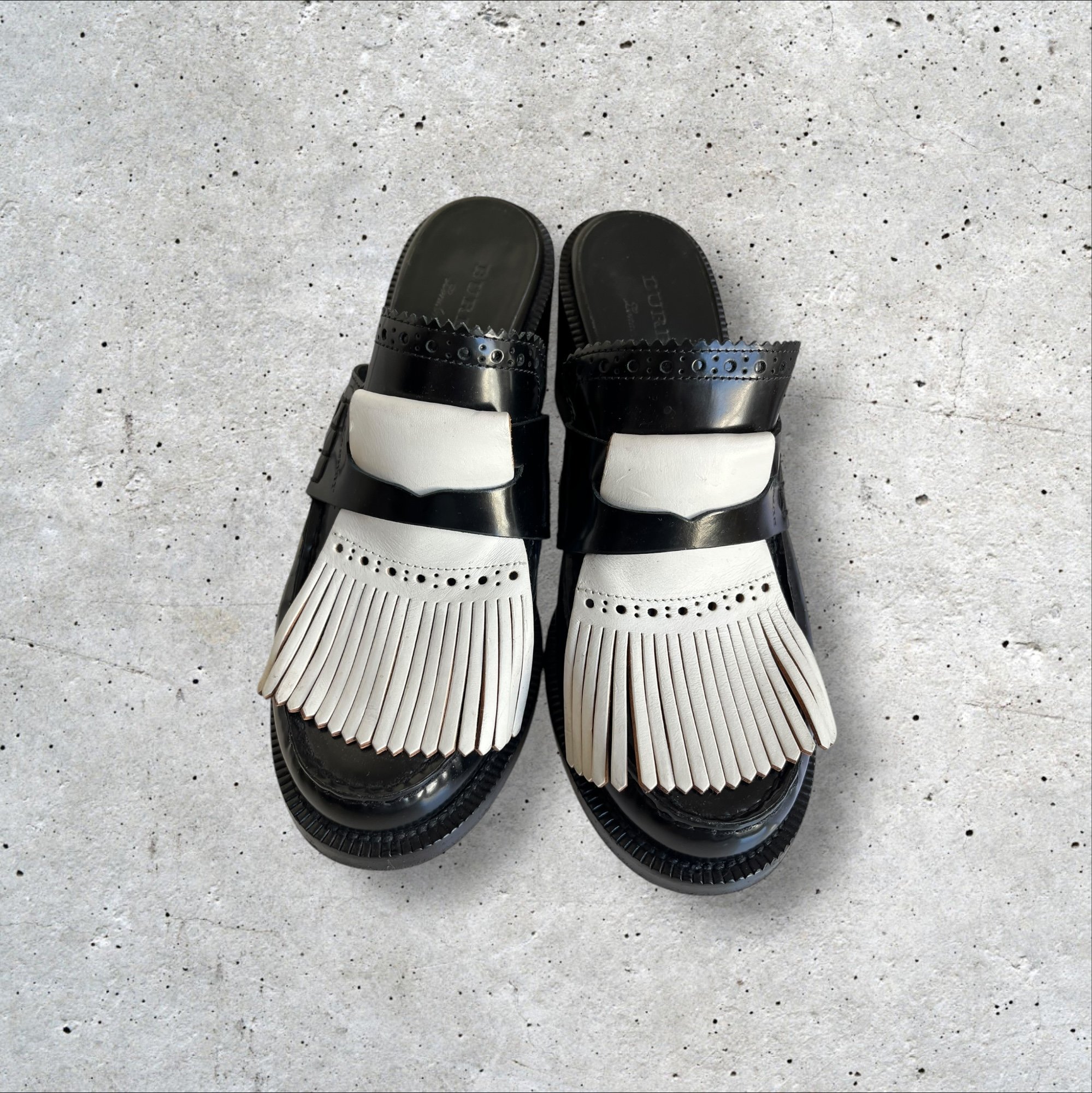 adomimod.com-BURBERRY-mules-cuir-noir-blanc-pointure-38Photoroom_010_20250404_163446.jpeg