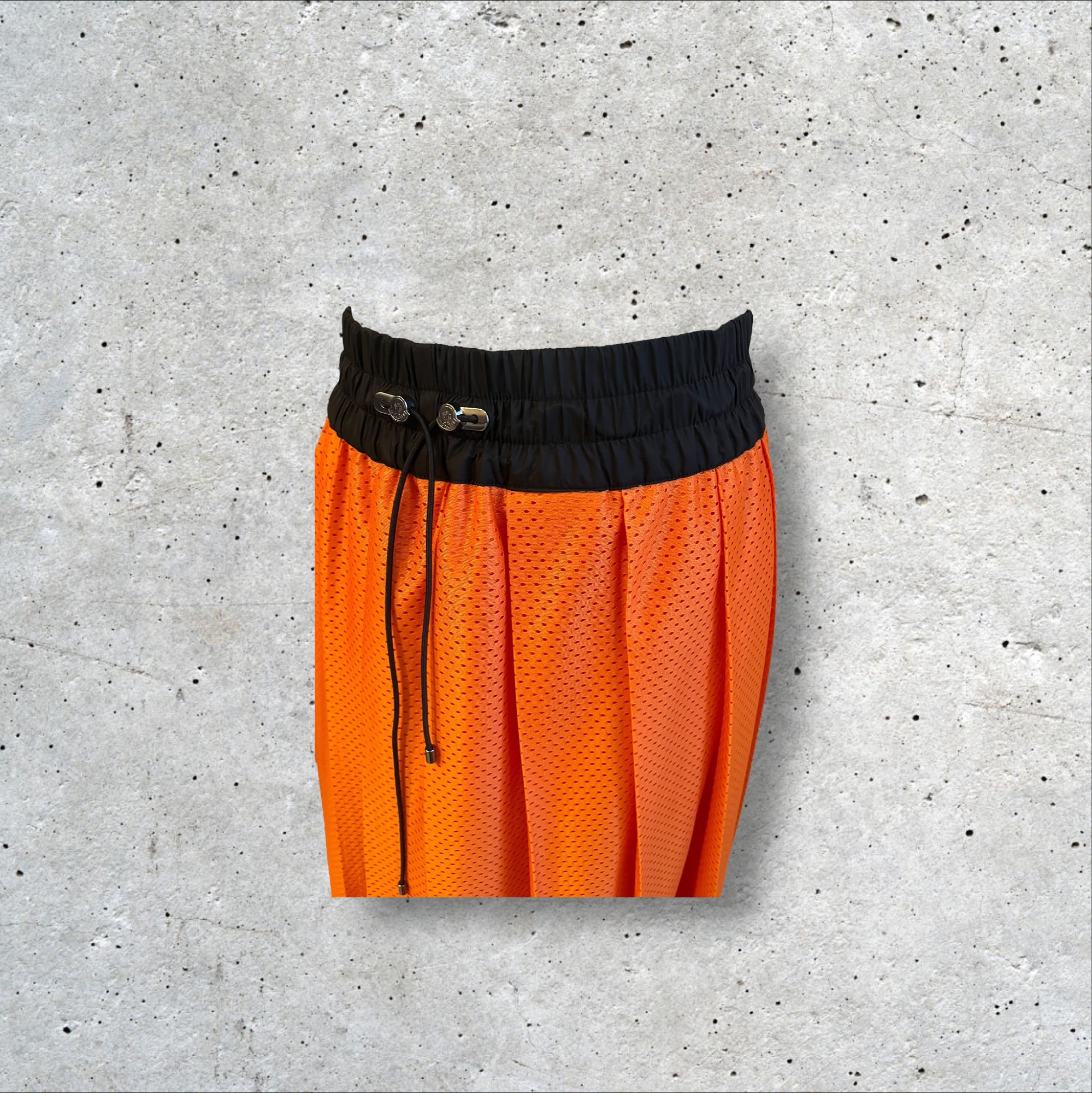 adomimod.com-moncler-jupe-orange-micro-perforee-plissee-taille-sPhotoroom_016_20241204_162629 2.jpg