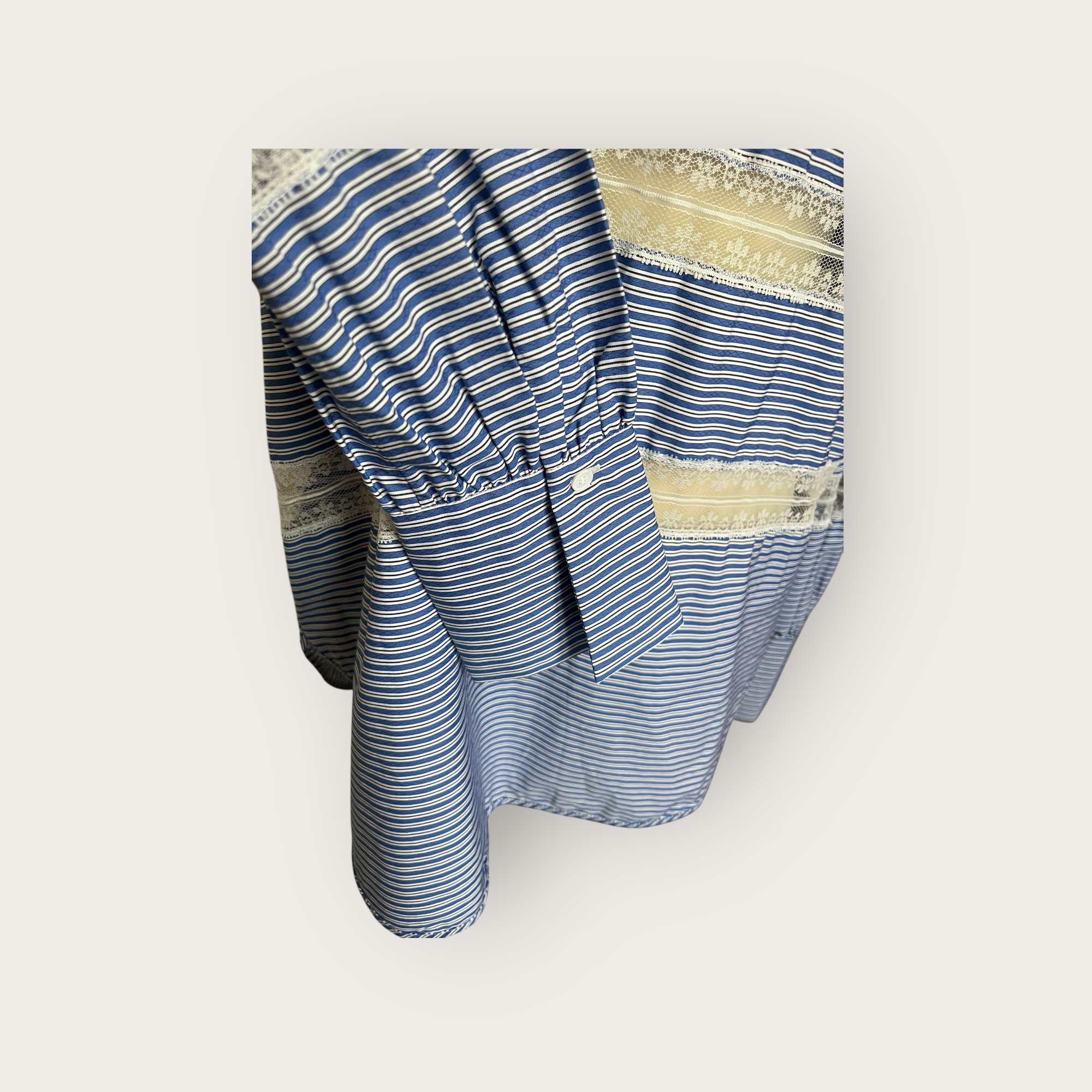 adomimod.com-sandro-blouse-rayurs-bleues-dentelle-taille-3Photoroom_004_20250423_154230.jpeg