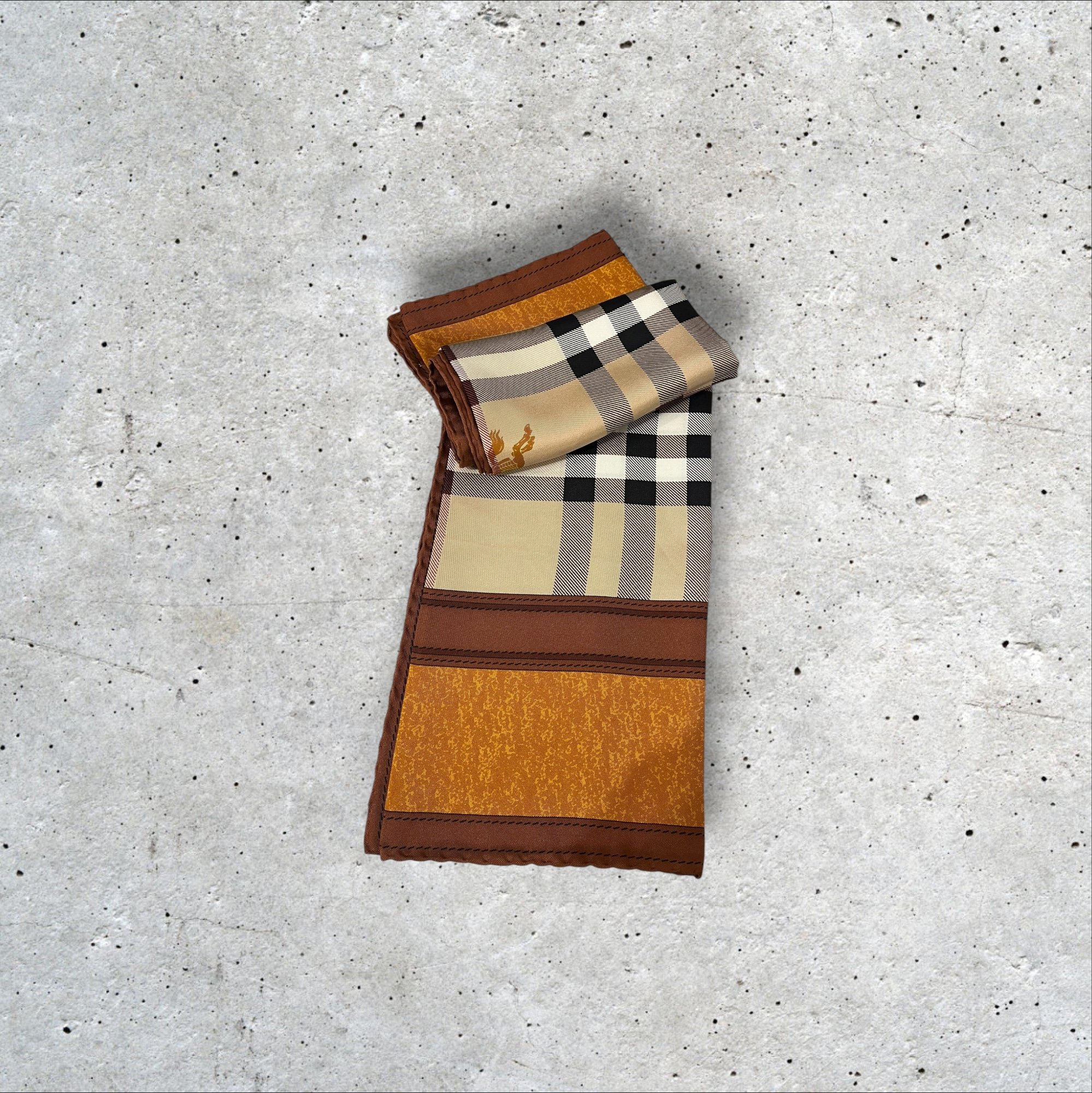 adomimod.com-BURBERRY_carre-soiePhotoroom_002_20250123_161353.jpg