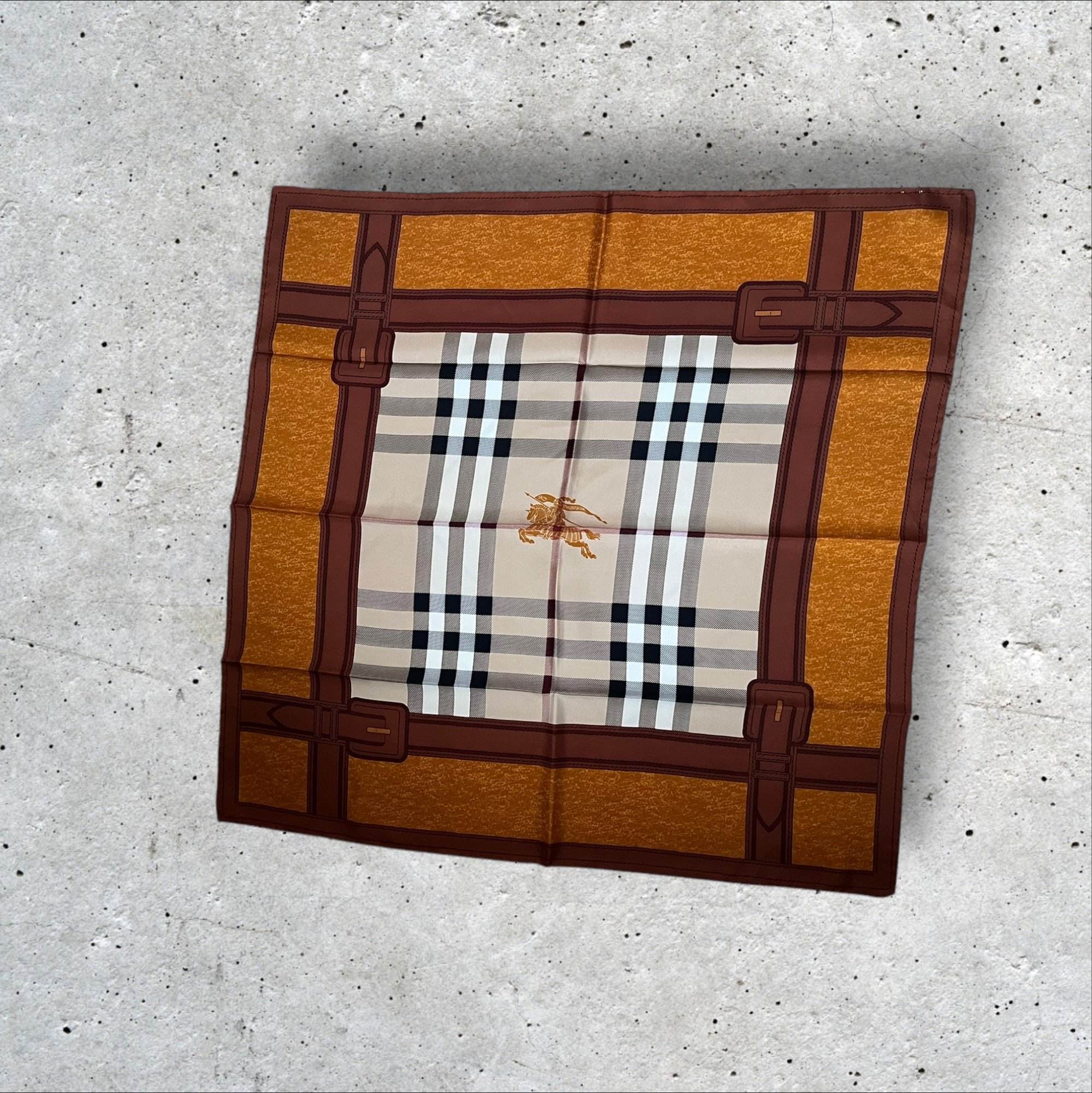 adomimod.com-BURBERRY_carre-soiePhotoroom_008_20250123_161353.jpg
