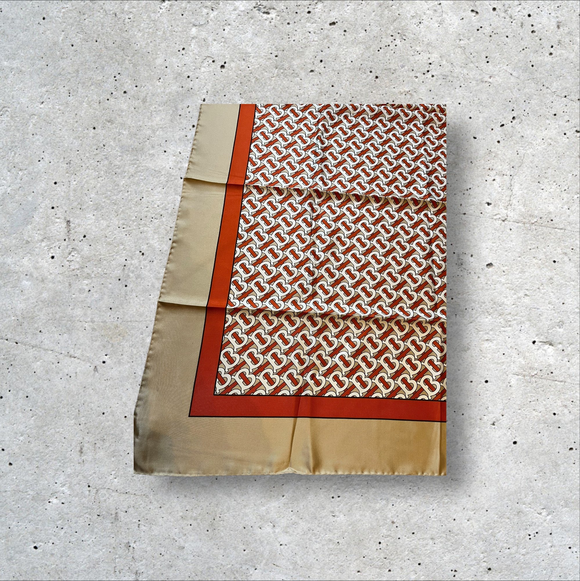 adomimod.com-BURBERRY-carre-tb-orangePhotoroom_007_20250123_164732.jpg