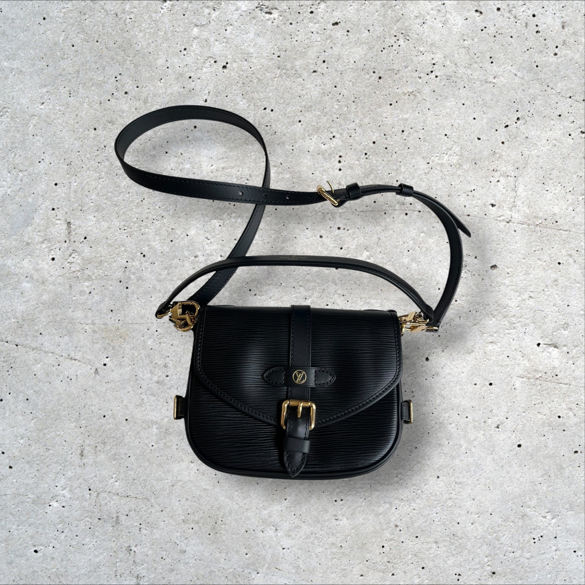adomimod.com-louis-vuitton-sac-saumur-cuir-epi-noirPhotoroom_008_20250415_122446.jpeg