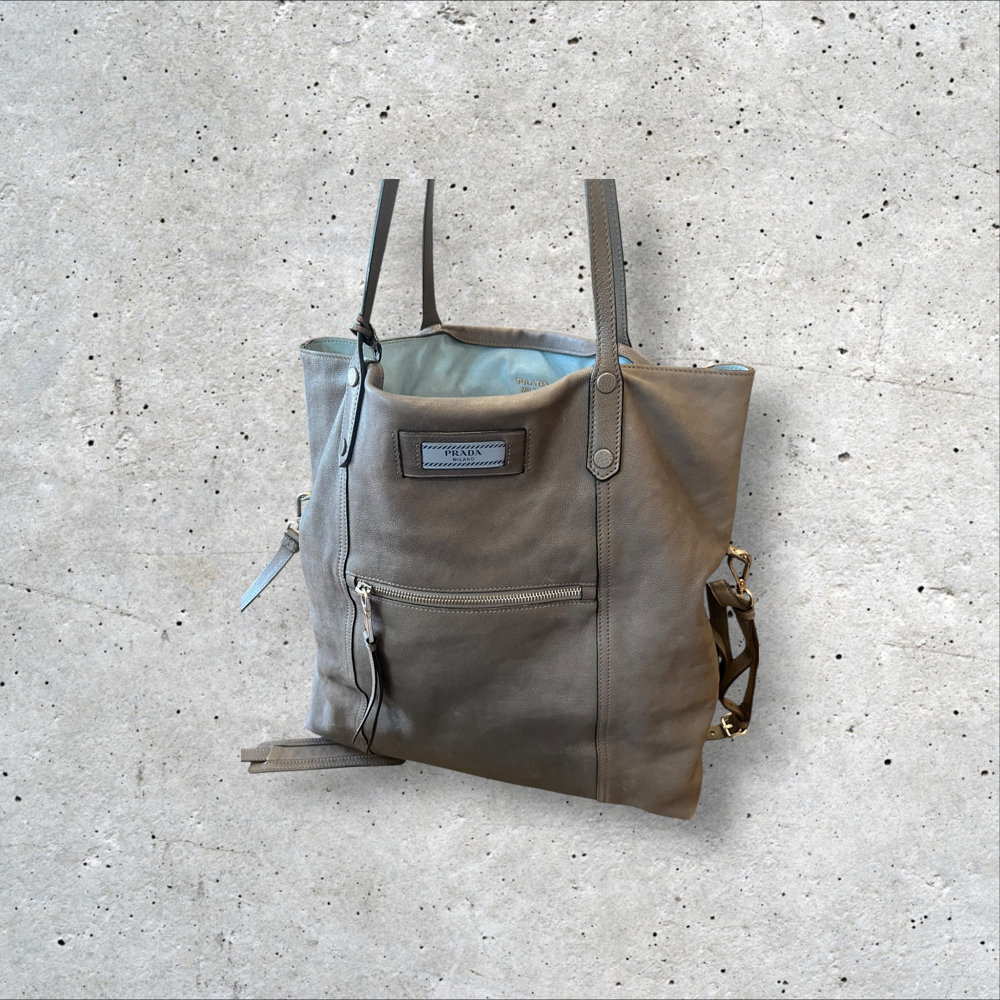 adomimod.com-Prada-sac-shopping-cabas-cuir-grisPhotoroom_000_20250408_163804.jpeg