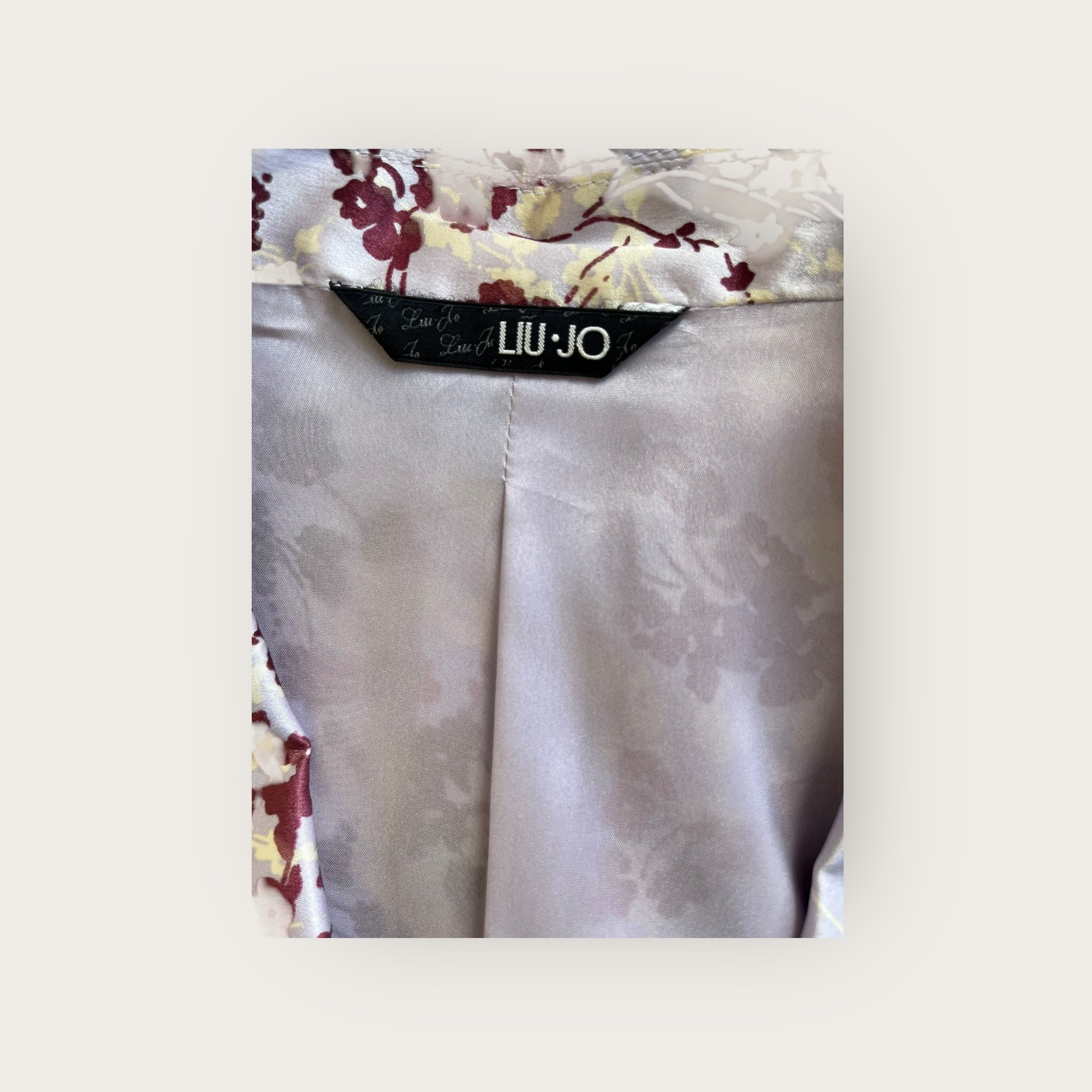 adomimod.com-liu-jo-veste-soie-violet-fleurs-taille-40Photoroom_008_20250410_151711.jpeg