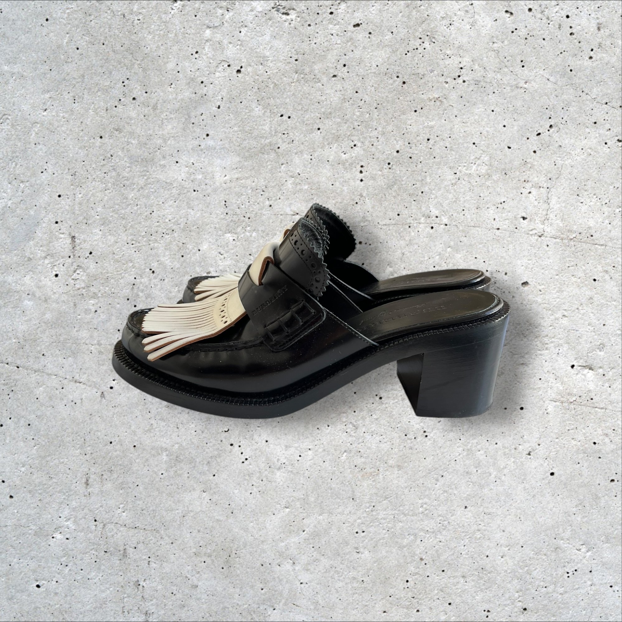 adomimod.com-BURBERRY-mules-cuir-noir-blanc-pointure-38Photoroom_003_20250404_163446.jpeg