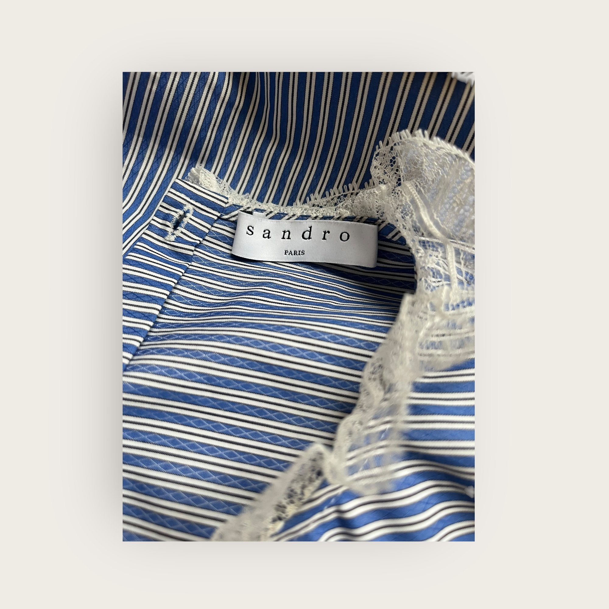 adomimod.com-sandro-blouse-rayurs-bleues-dentelle-taille-3Photoroom_009_20250423_154230.jpeg