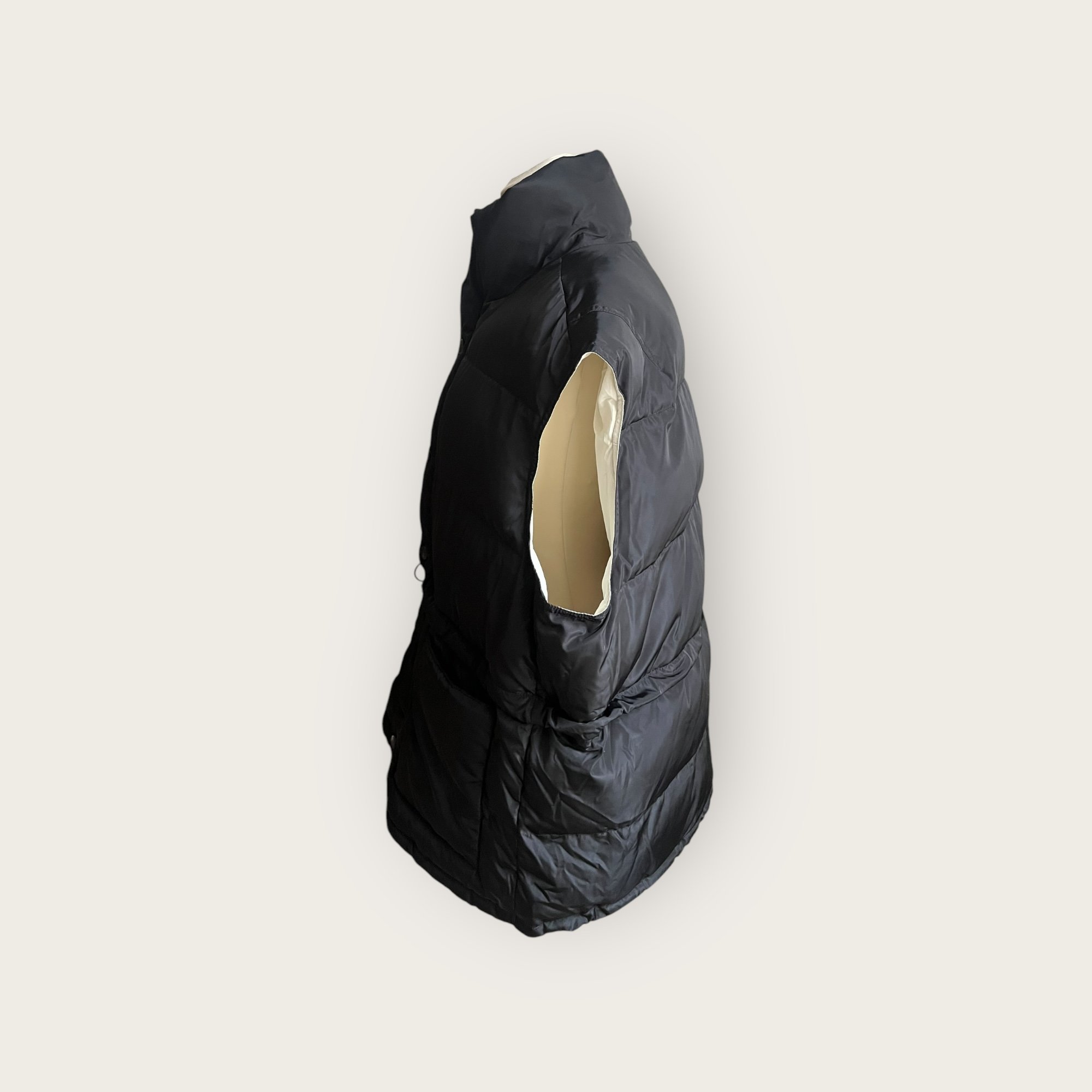 adomimod.com-maje-doudoune-sans-manches-noire-taille-uniquePhotoroom_011_20250327_160043.jpeg