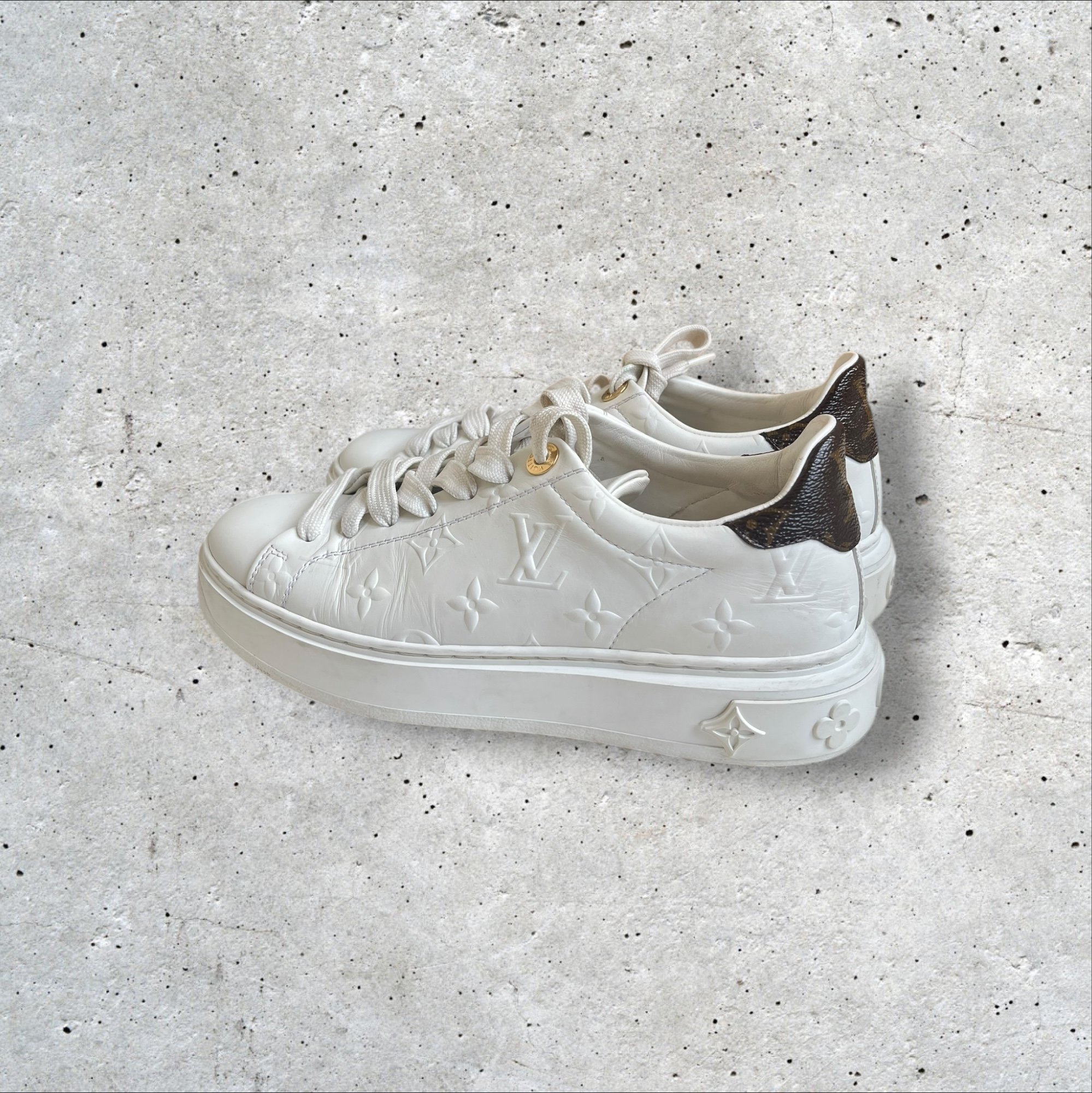 adomimod.com-louis-vuitton-sneakers-cuir-blanc-pointure-36Photoroom_008_20250322_120630.jpeg