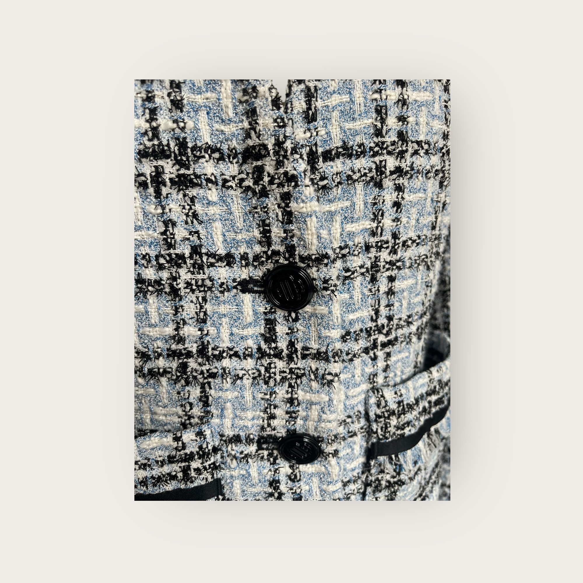 adomimod.com-maje-veste-tweed-chanelisant-bleu-taille-36Photoroom_008_20250423_164246.jpeg