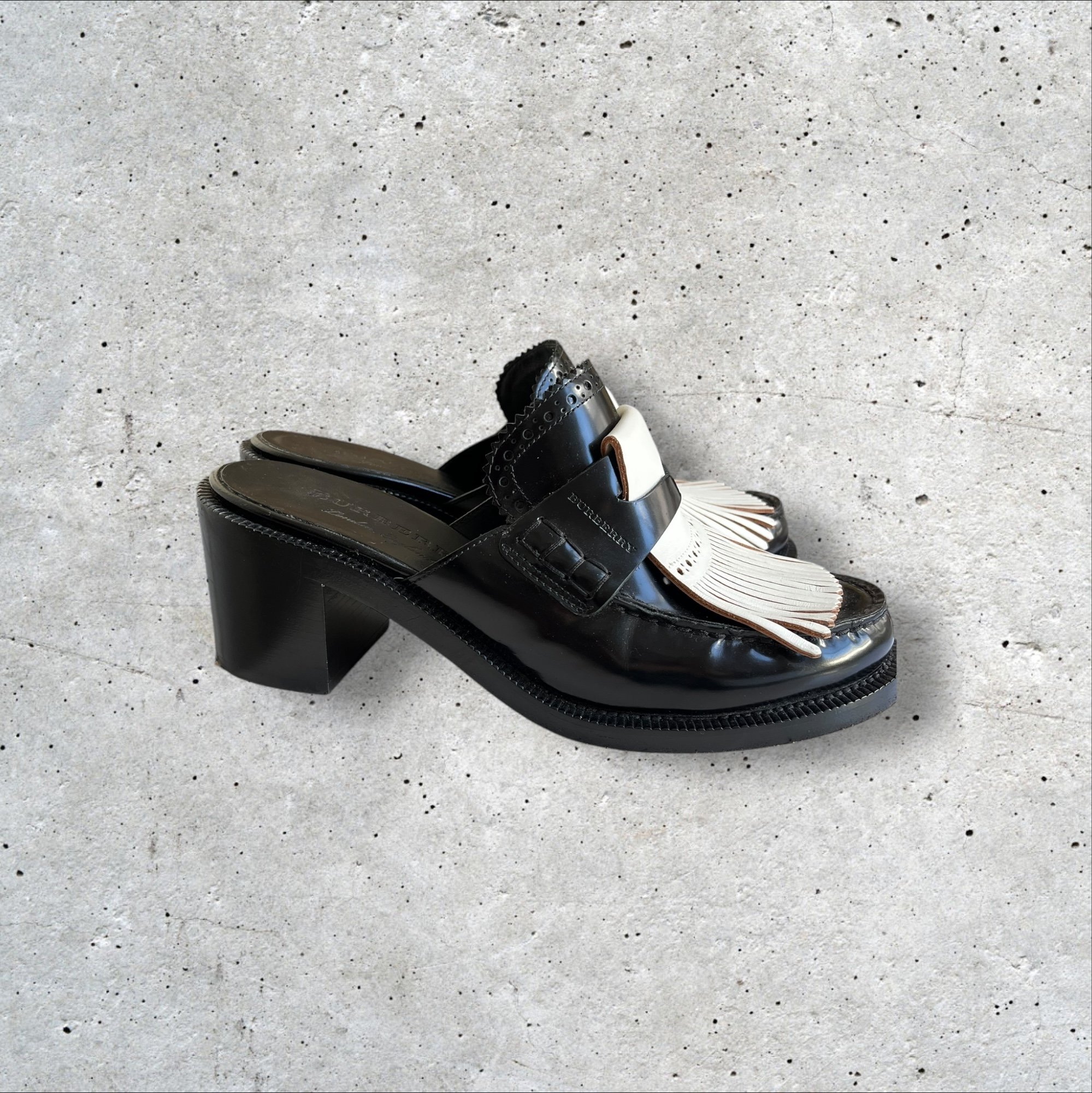 adomimod.com-BURBERRY-mules-cuir-noir-blanc-pointure-38Photoroom_001_20250404_163446.jpeg