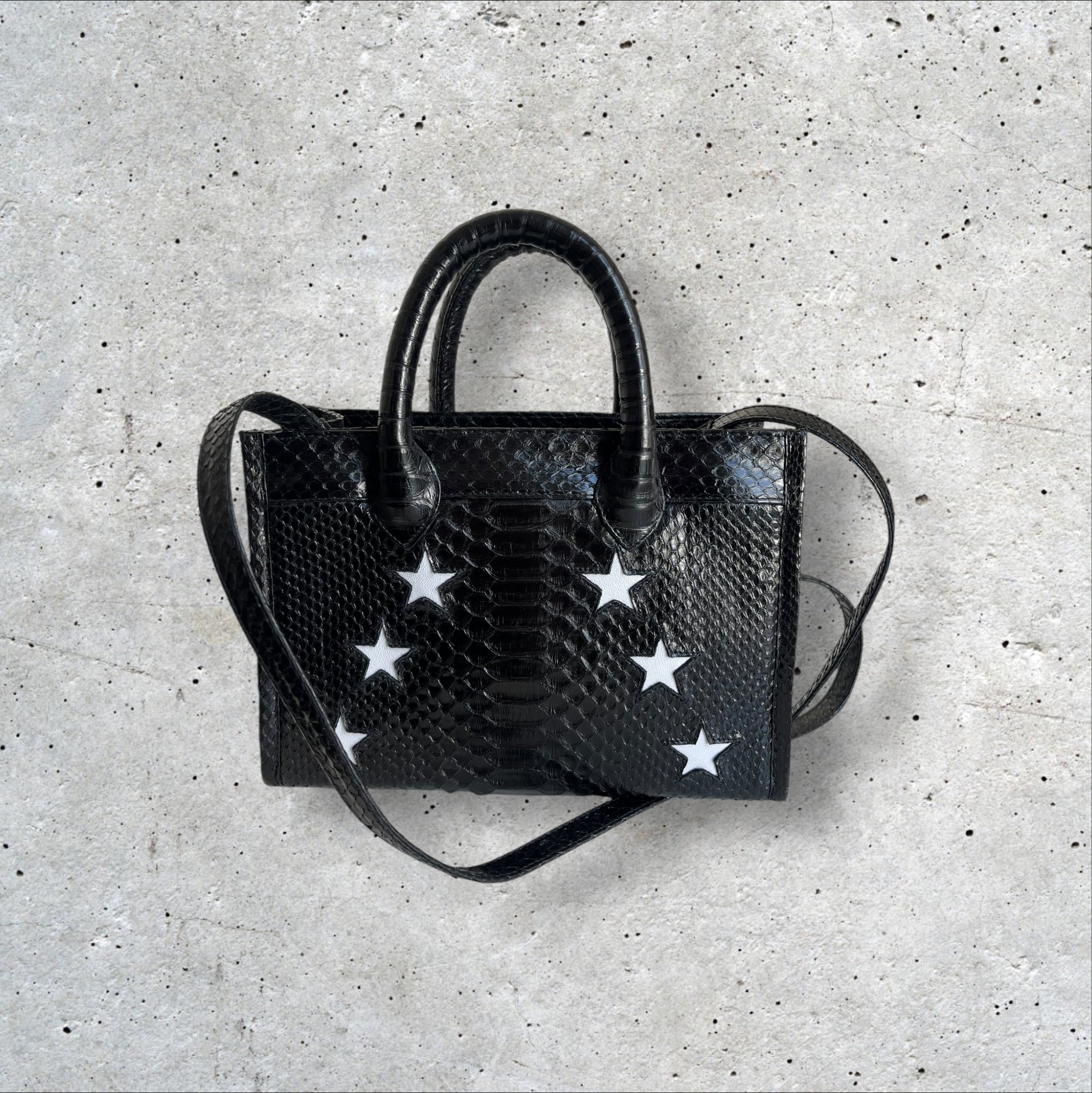 adomimod.com-sista-paris-sac-python-noir-etoiles-blanchesPhotoroom_008_20250403_144003.jpeg