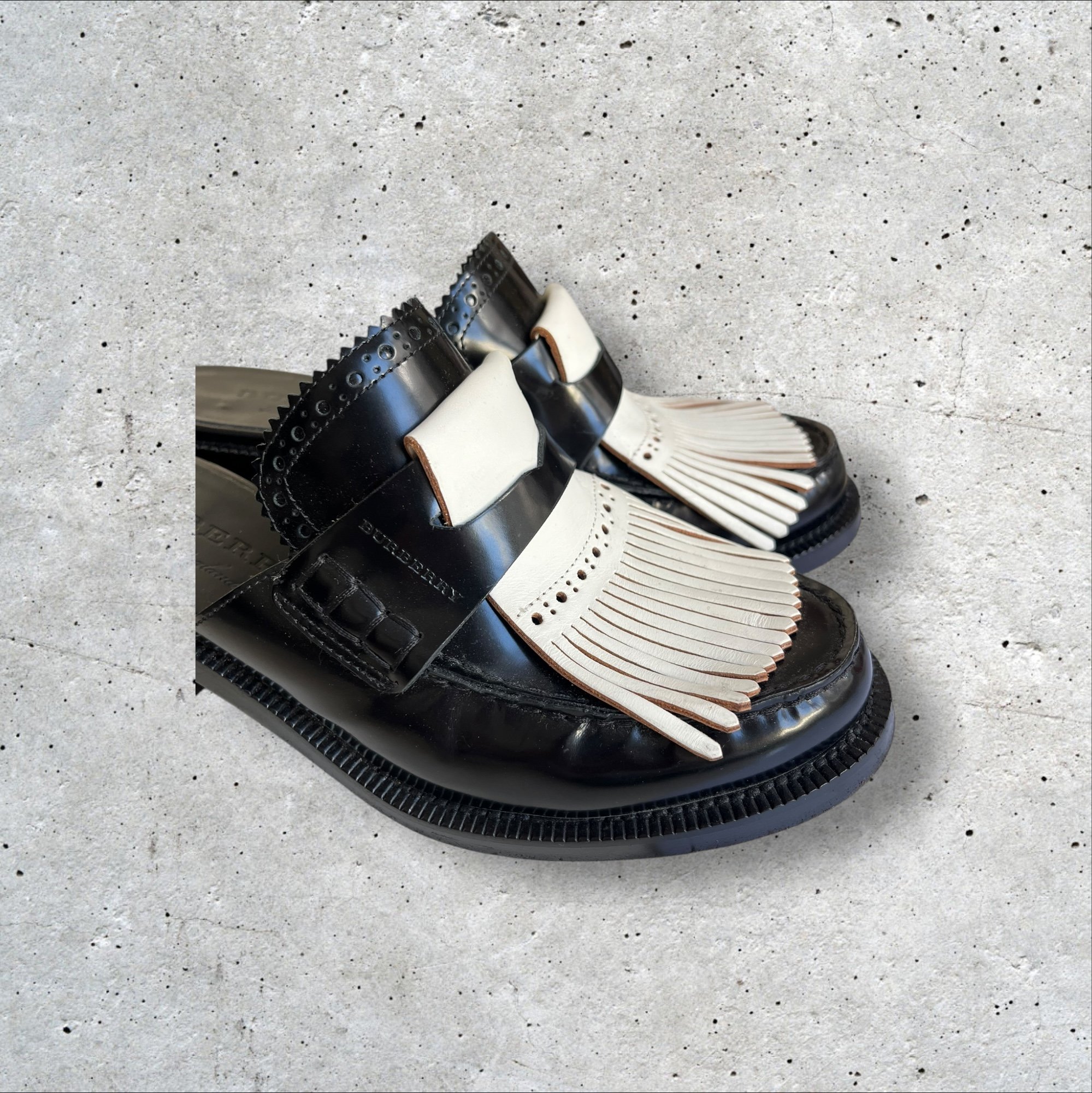 adomimod.com-BURBERRY-mules-cuir-noir-blanc-pointure-38Photoroom_007_20250404_163446.jpeg