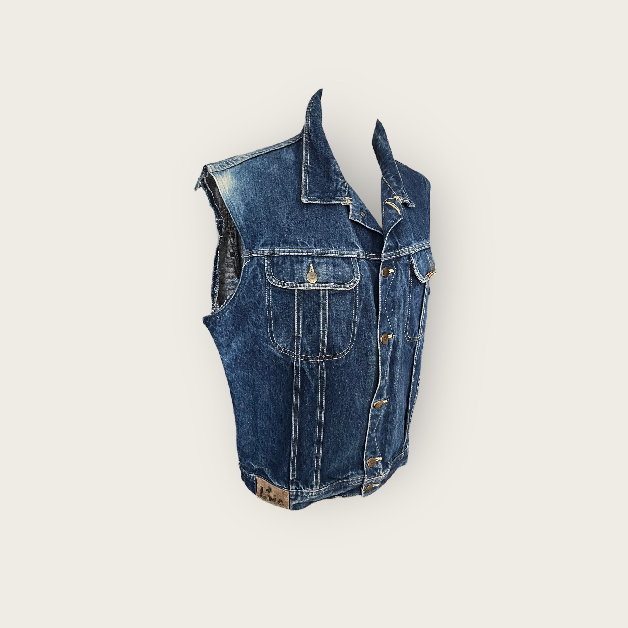 adomimod.com-LOIS_VESTE_JEANS_SANS_MANCHES_T40PhotoRoom_002_20240711_144051.jpg