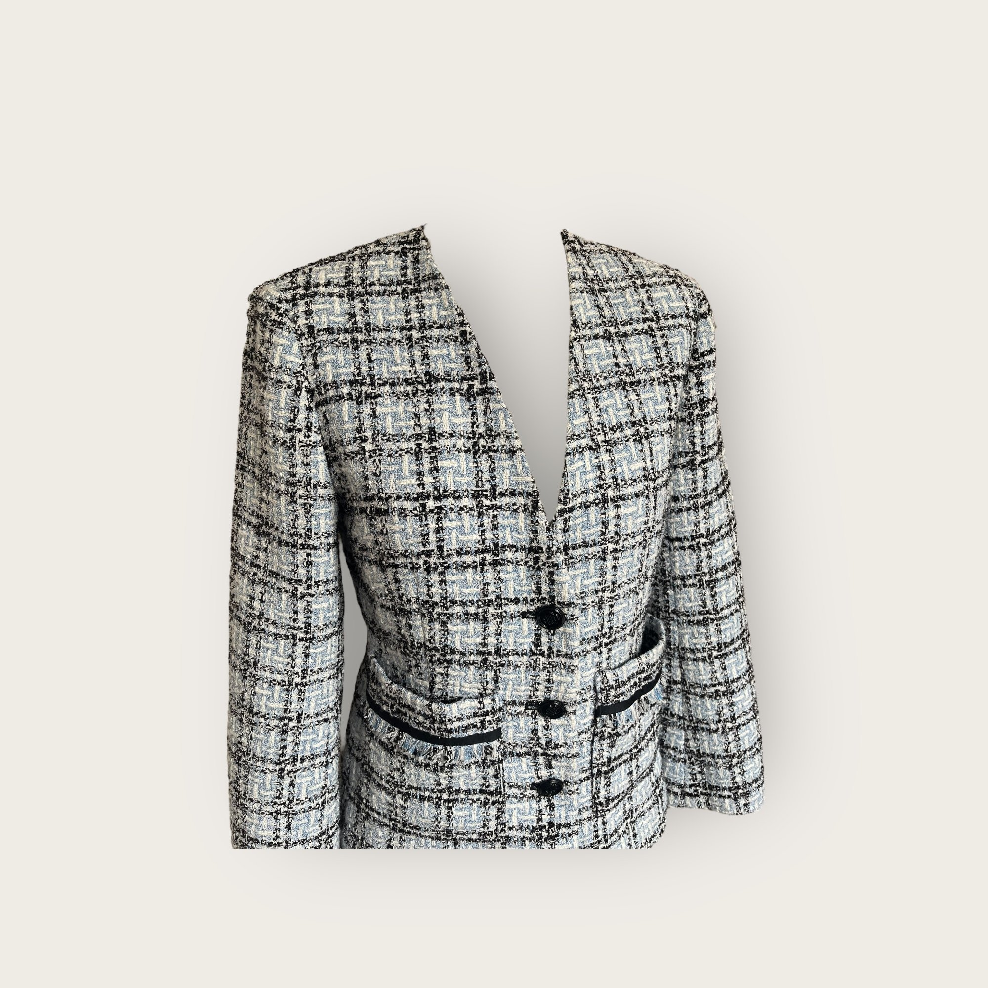 adomimod.com-maje-veste-tweed-chanelisant-bleu-taille-36Photoroom_007_20250423_164246.jpeg