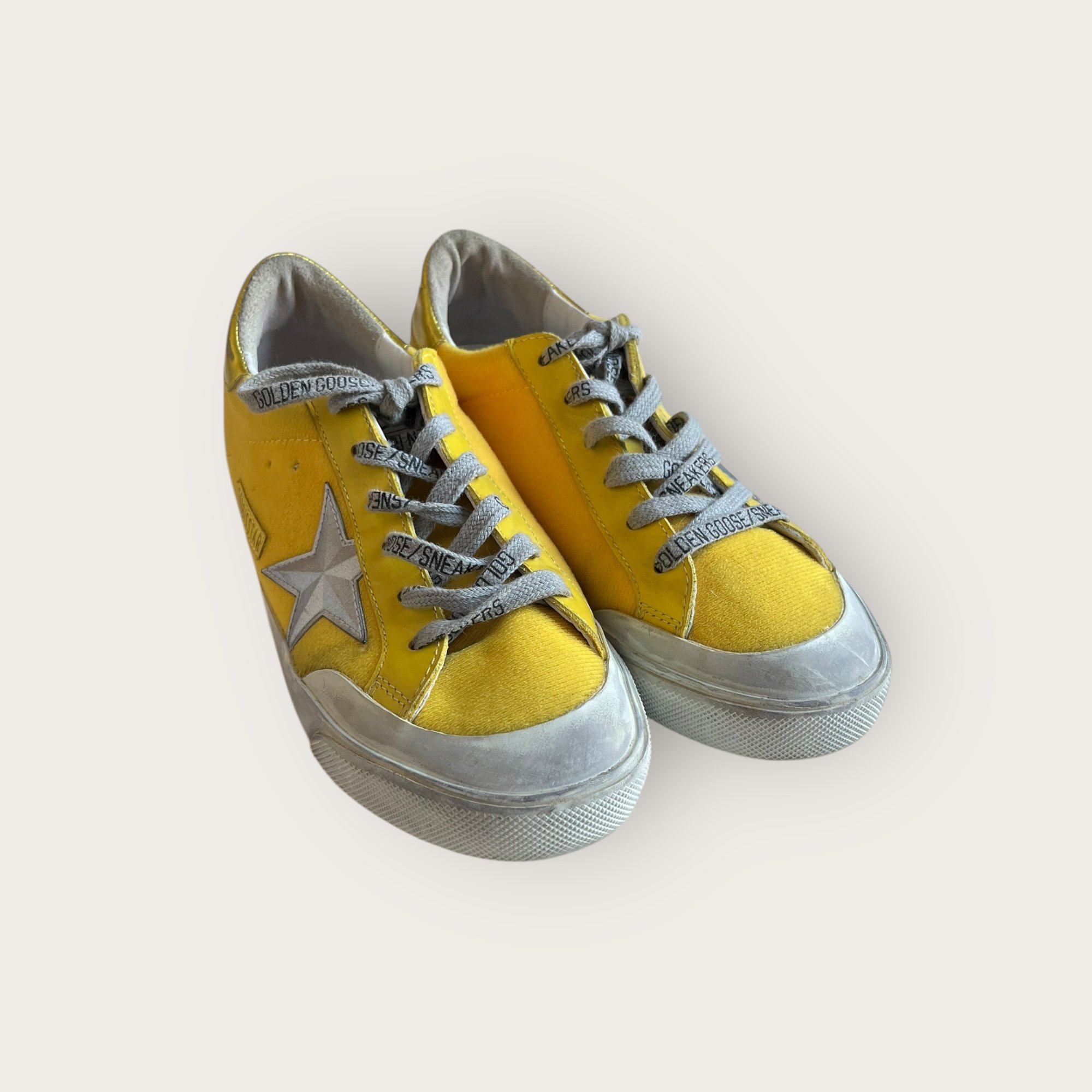 adomimod.com-golden-goose-sneakers-velours-jaune-pointure-37Photoroom_002_20250328_163831.jpeg
