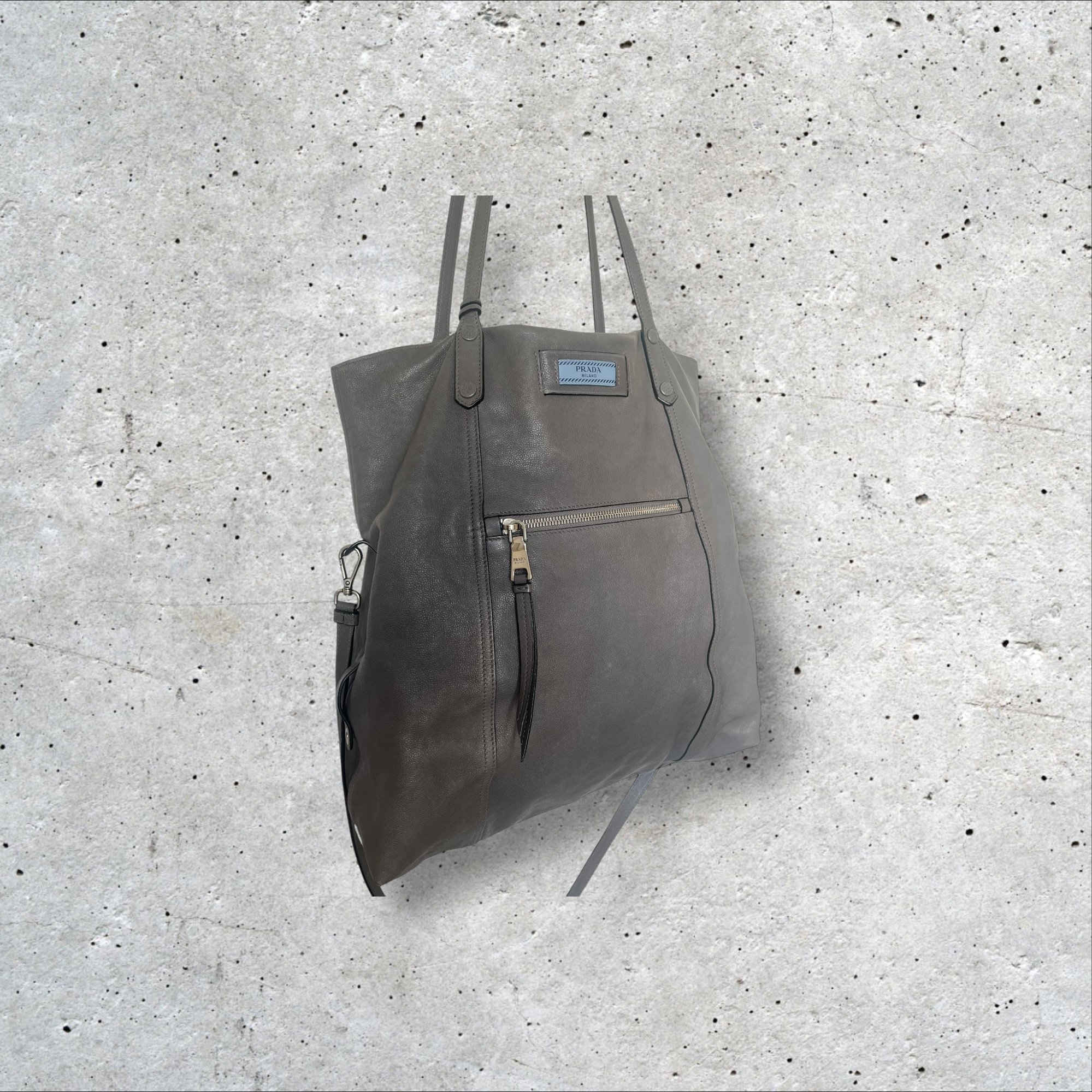 adomimod.com-Prada-sac-shopping-cabas-cuir-grisPhotoroom_013_20250408_163804.jpeg