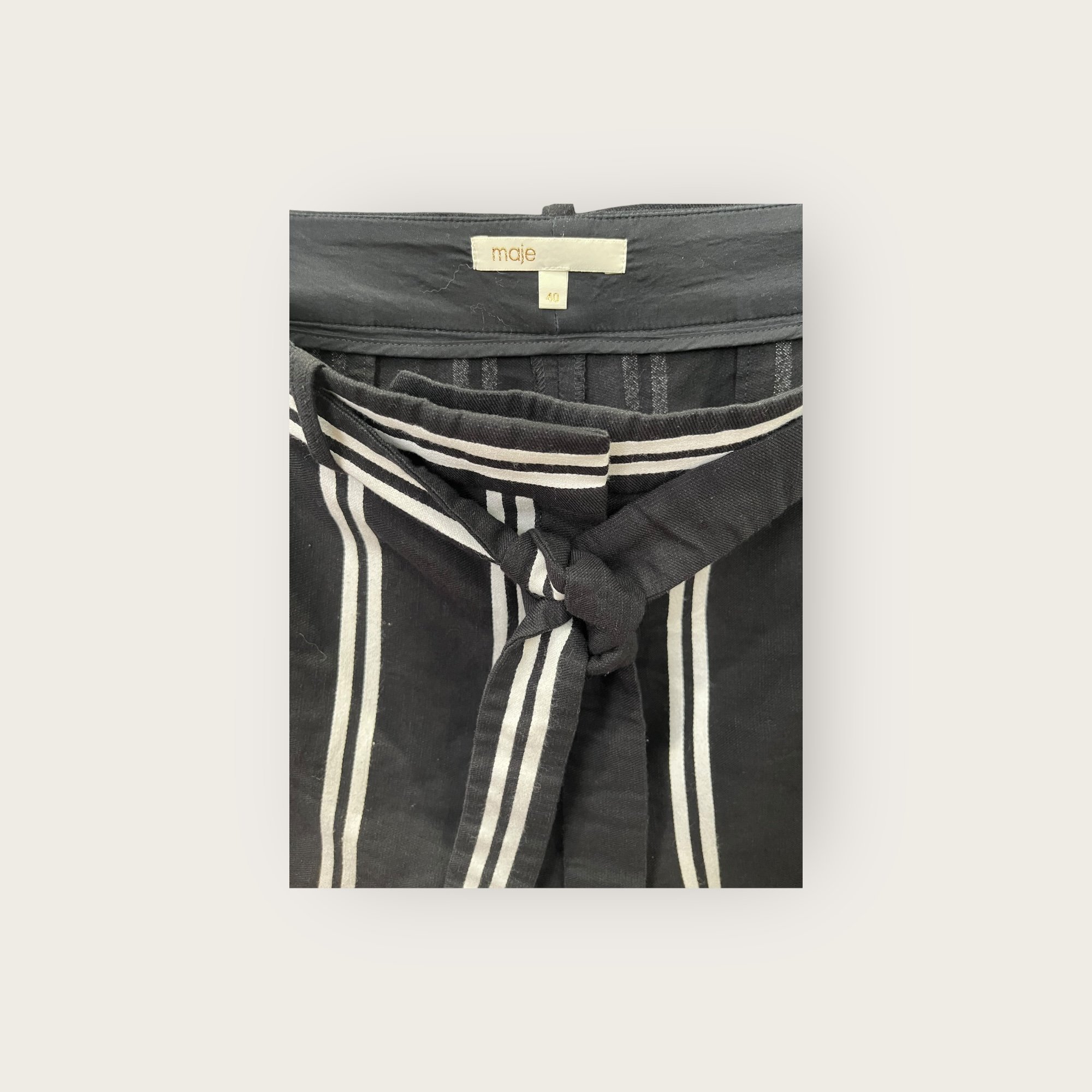 adomimod.com-maje-pantalon-noir-rayurs-taille-38Photoroom_002_20240905_164320.jpg