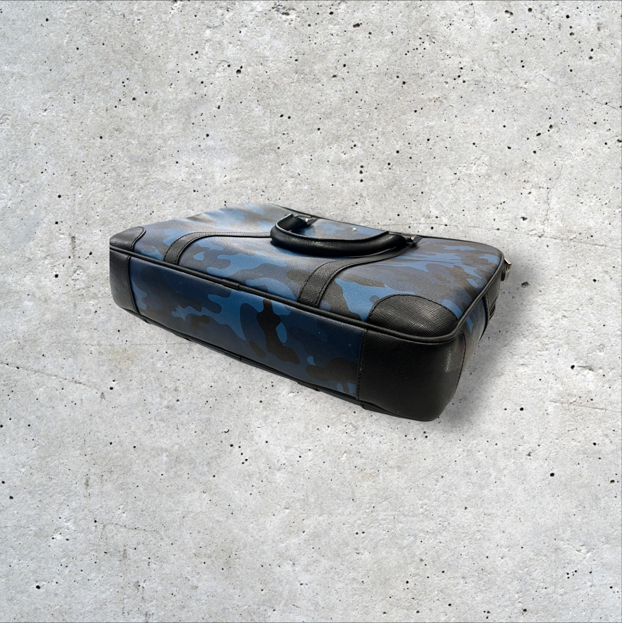 adomimod.com-mont-blanc-sacoche-cuir-camouflage-bleuPhotoroom_008_20240923_155613.jpg