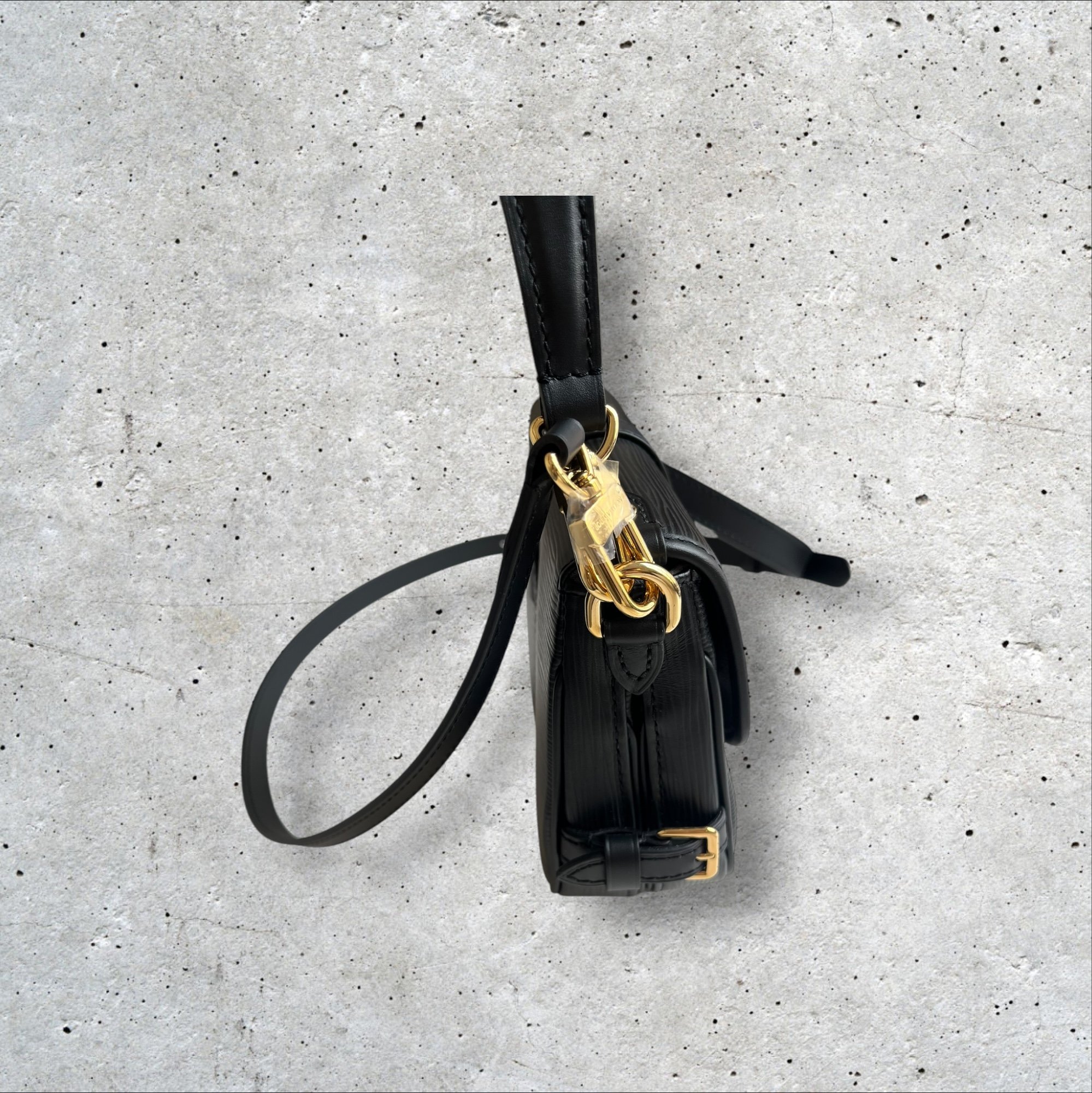 adomimod.com-louis-vuitton-sac-saumur-cuir-epi-noirPhotoroom_016_20250415_122446.jpeg
