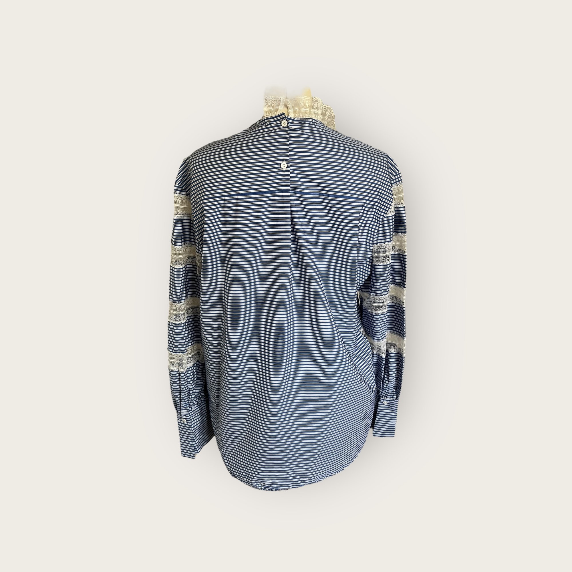 adomimod.com-sandro-blouse-rayurs-bleues-dentelle-taille-3Photoroom_001_20250423_154230.jpeg