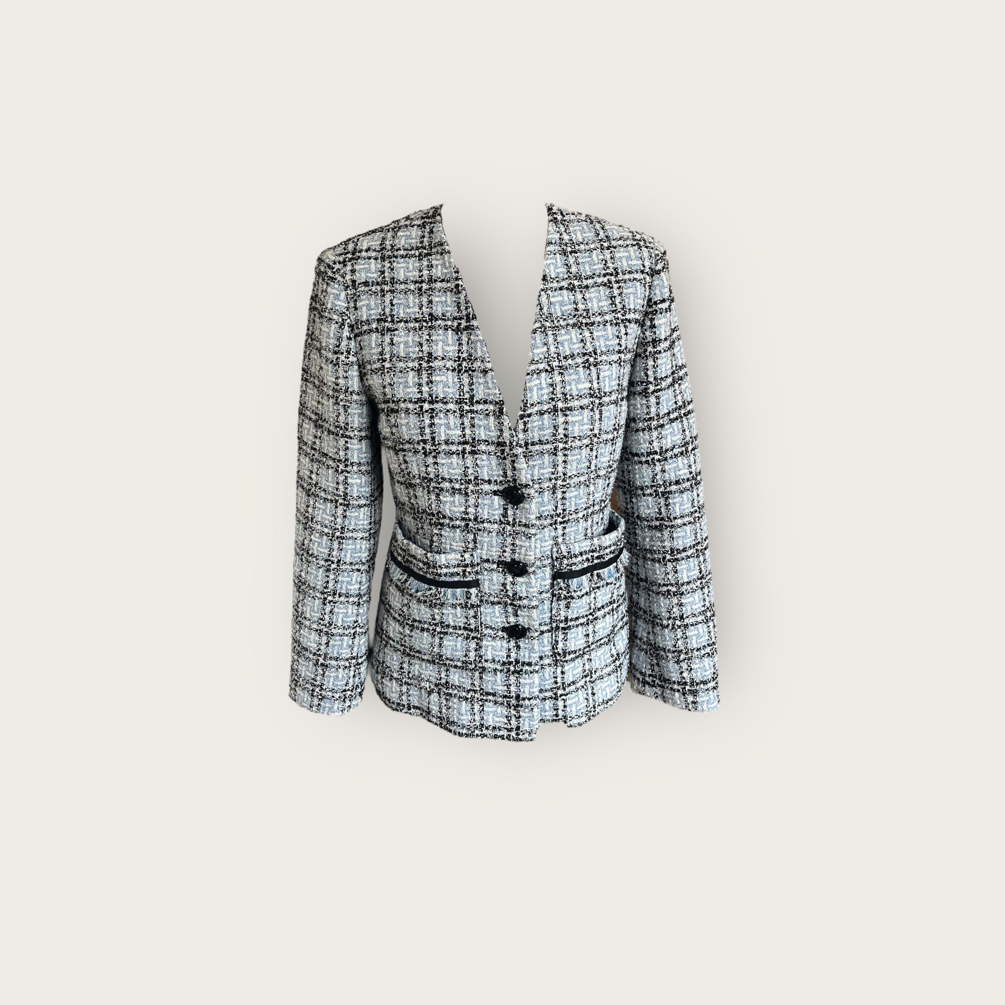adomimod.com-maje-veste-tweed-chanelisant-bleu-taille-36Photoroom_003_20250423_164246.jpeg