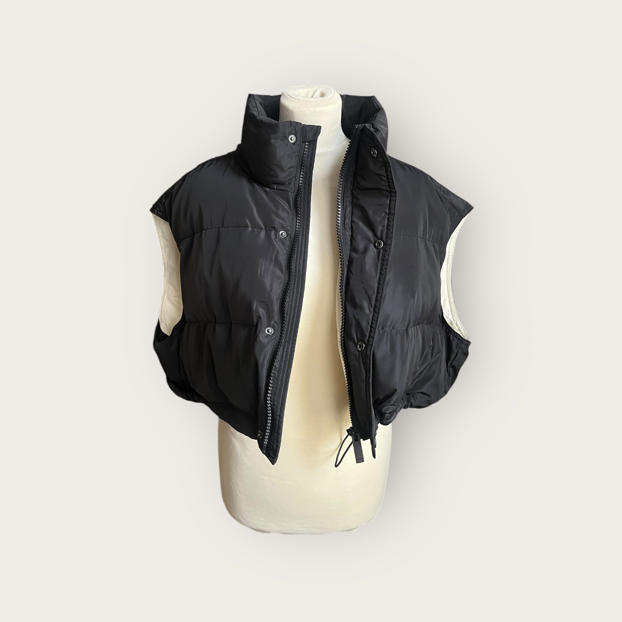 adomimod.com-maje-doudoune-sans-manches-noire-taille-uniquePhotoroom_000_20250327_160043.jpeg