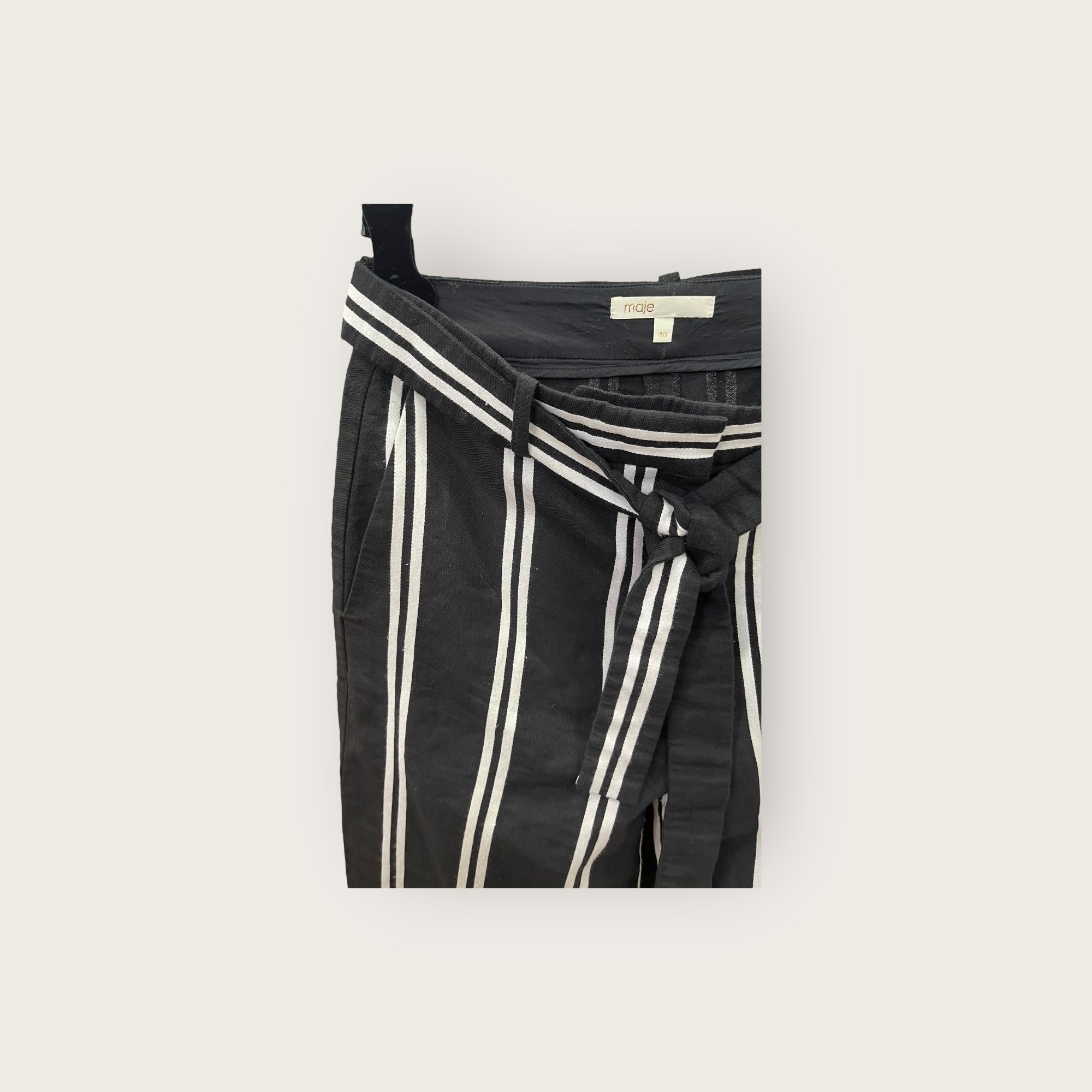 adomimod.com-maje-pantalon-noir-rayurs-taille-38Photoroom_000_20240905_164320.jpg