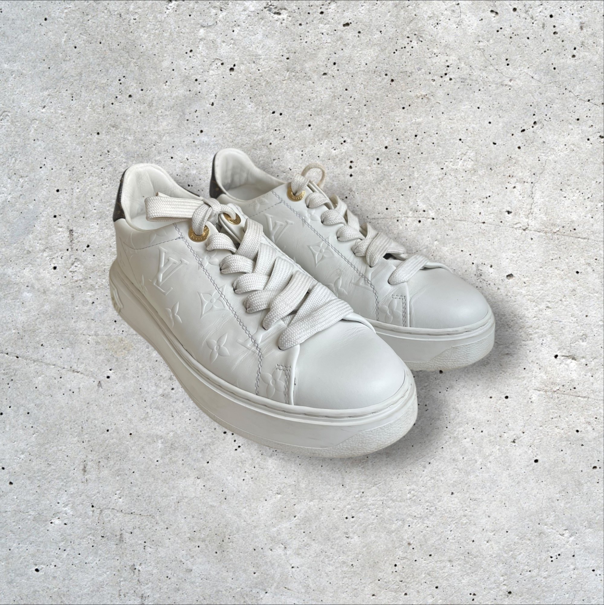 adomimod.com-louis-vuitton-sneakers-cuir-blanc-pointure-36Photoroom_005_20250322_120630.jpeg