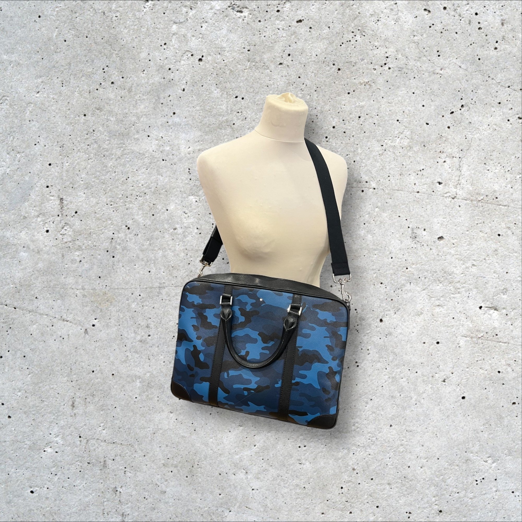 adomimod.com-mont-blanc-sacoche-cuir-camouflage-bleuPhotoroom_005_20240923_155613.jpg