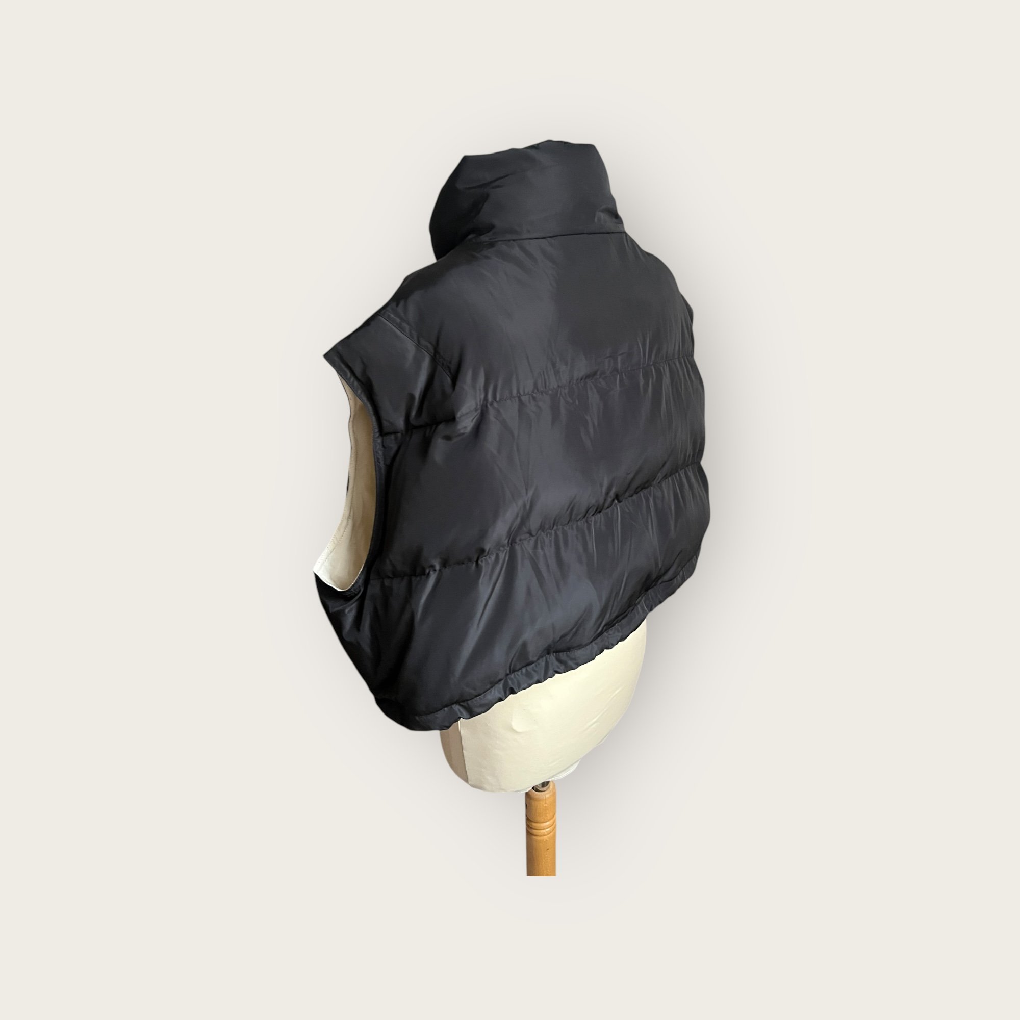 adomimod.com-maje-doudoune-sans-manches-noire-taille-uniquePhotoroom_004_20250327_160043.jpeg