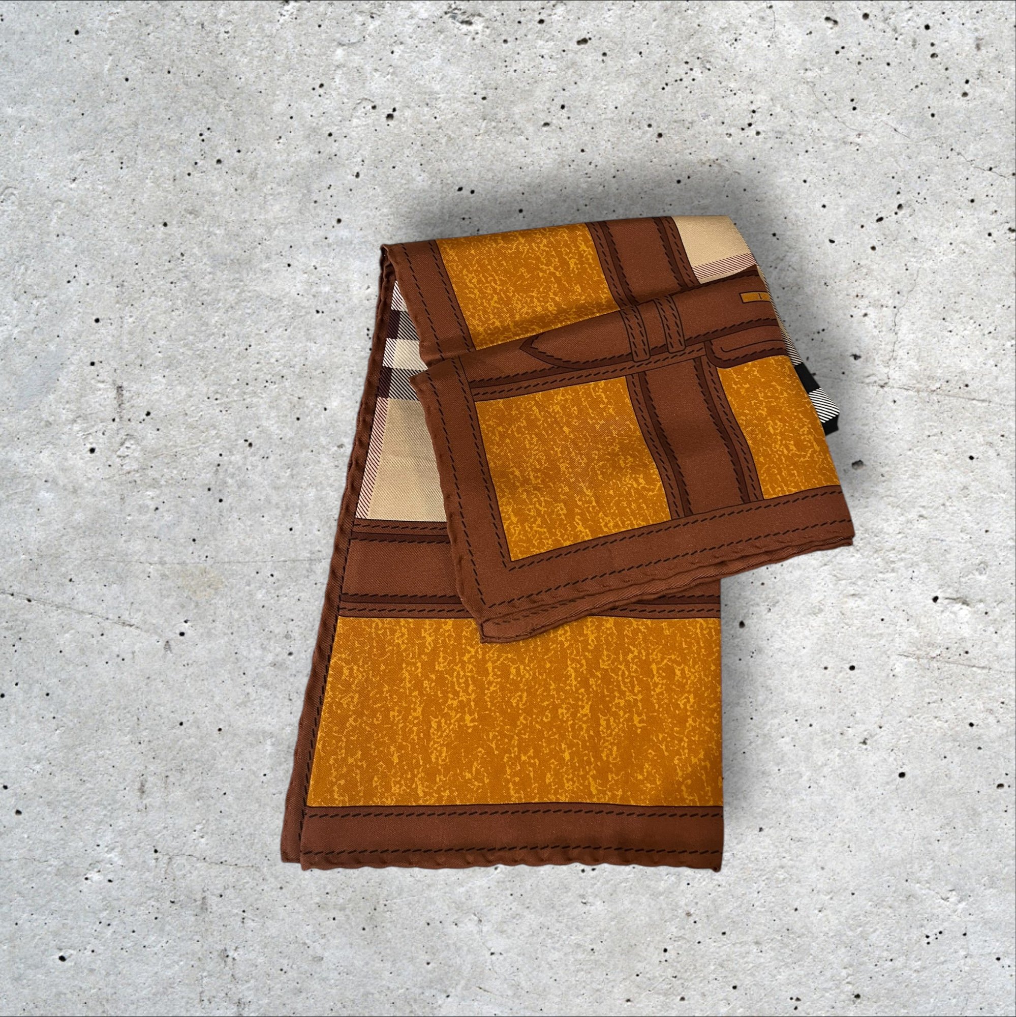 adomimod.com-BURBERRY_carre-soiePhotoroom_004_20250123_161353.jpg