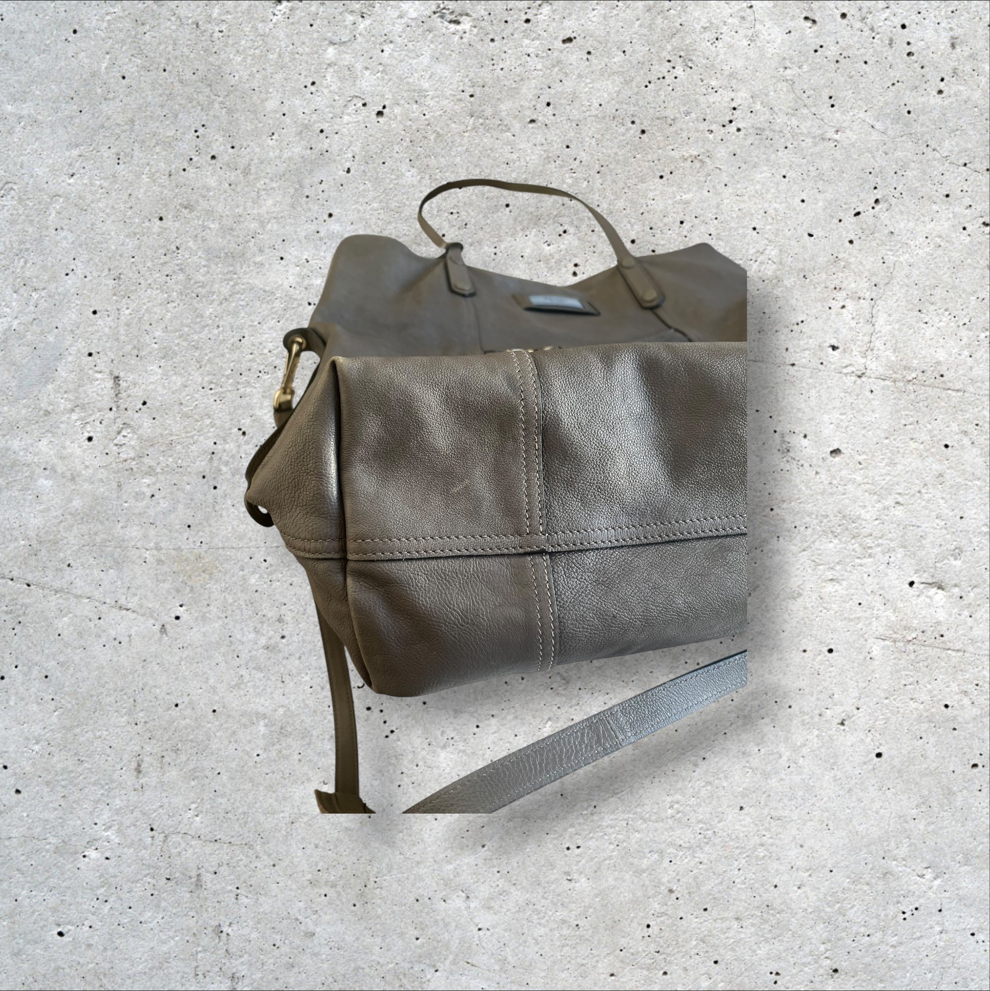 adomimod.com-Prada-sac-shopping-cabas-cuir-grisPhotoroom_006_20250408_163804.jpeg