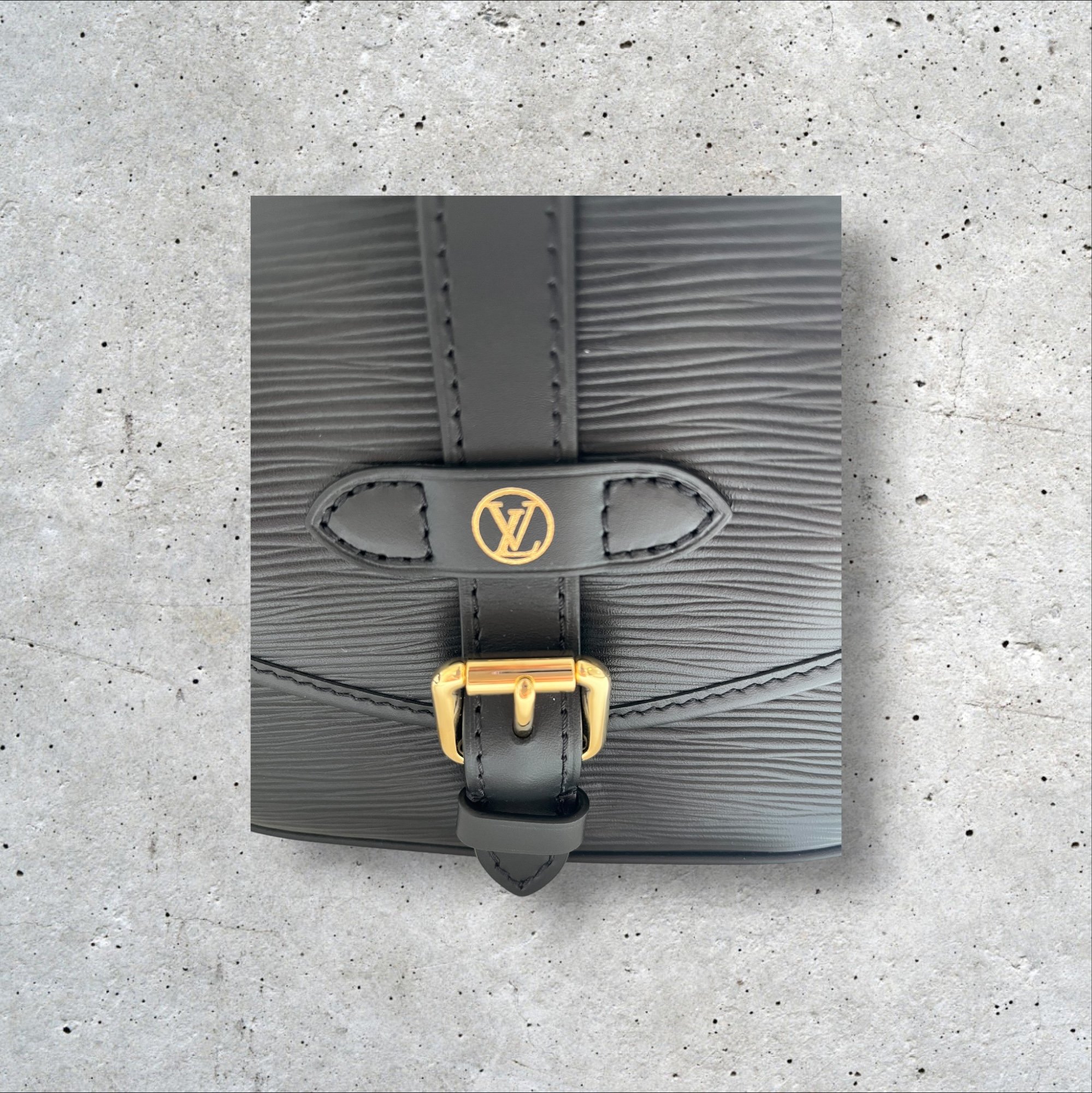 adomimod.com-louis-vuitton-sac-saumur-cuir-epi-noirPhotoroom_026_20250415_122446.jpeg