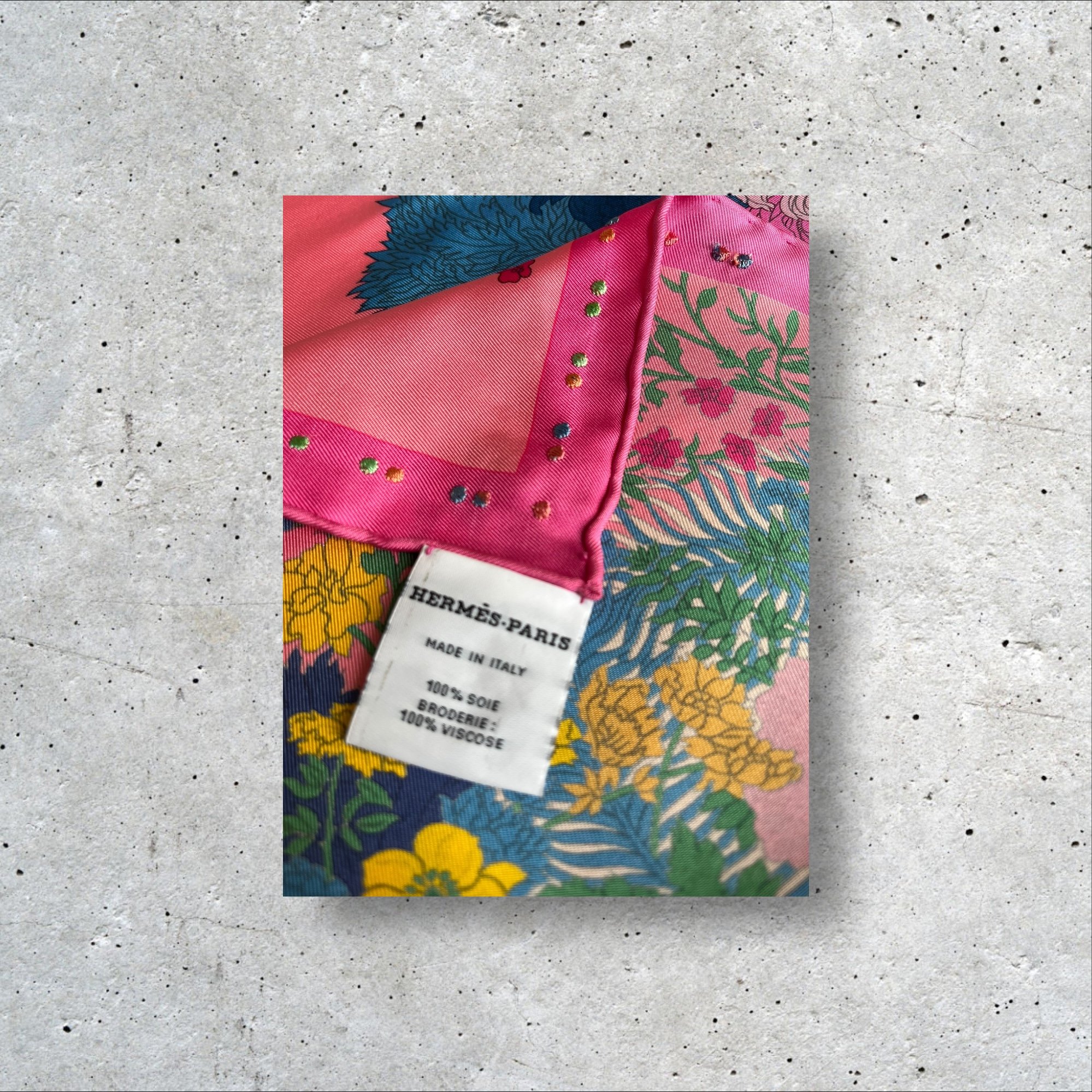 adomimod.com-hermes-gavroche-soie-bleu-rose-jaunePhotoroom_003_20250221_154823.jpg