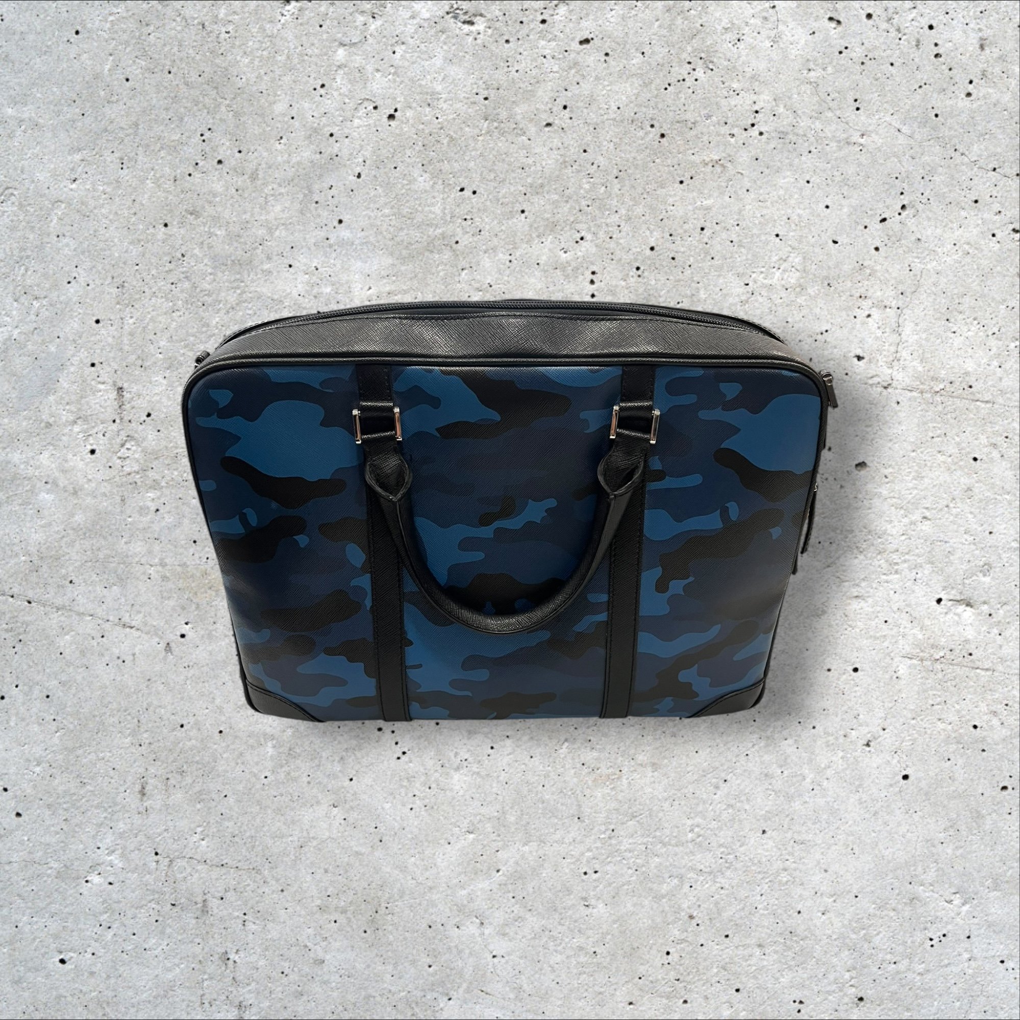 adomimod.com-mont-blanc-sacoche-cuir-camouflage-bleuPhotoroom_006_20240923_155613.jpg