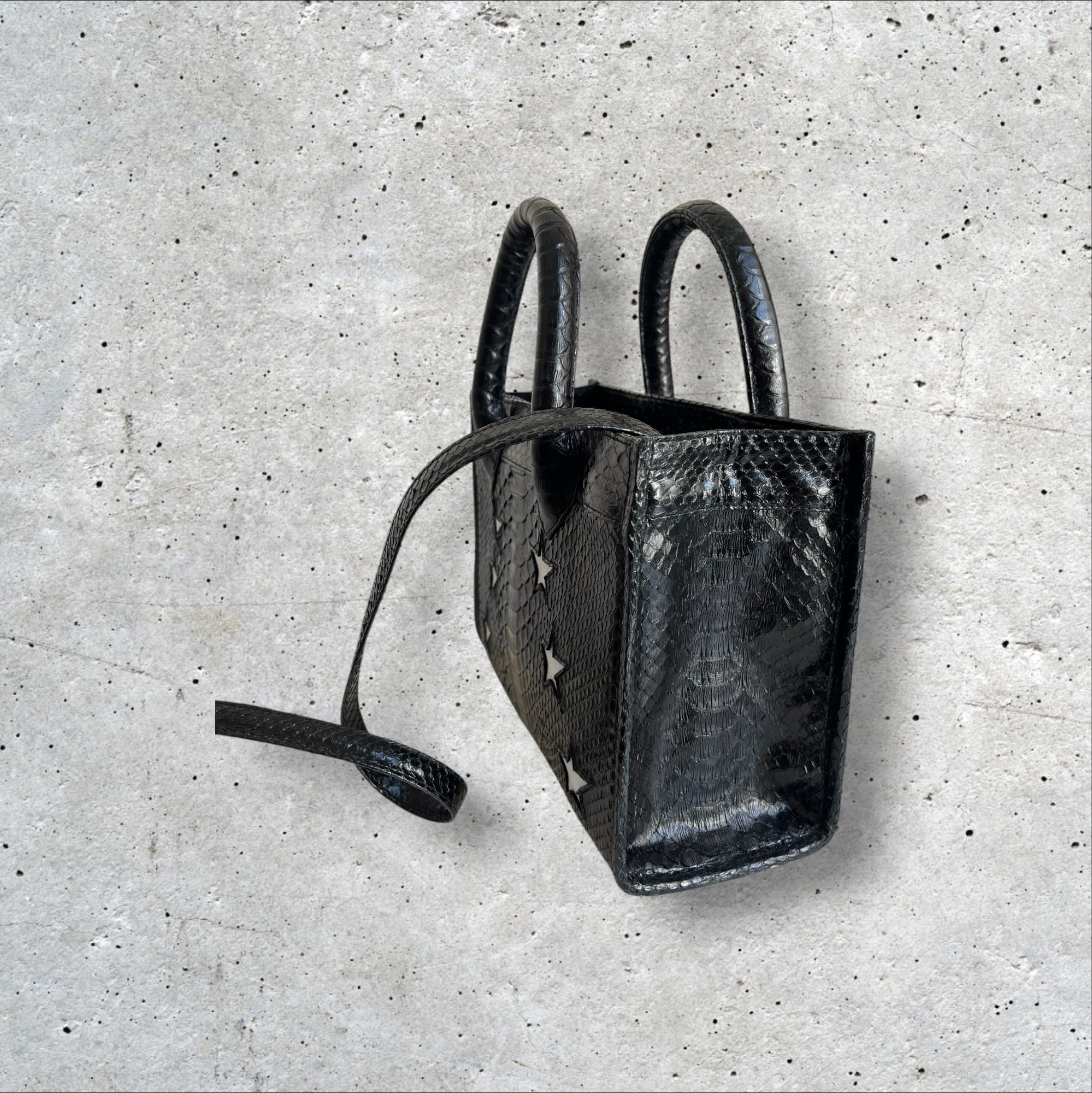 adomimod.com-sista-paris-sac-python-noir-etoiles-blanchesPhotoroom_004_20250403_144003.jpeg