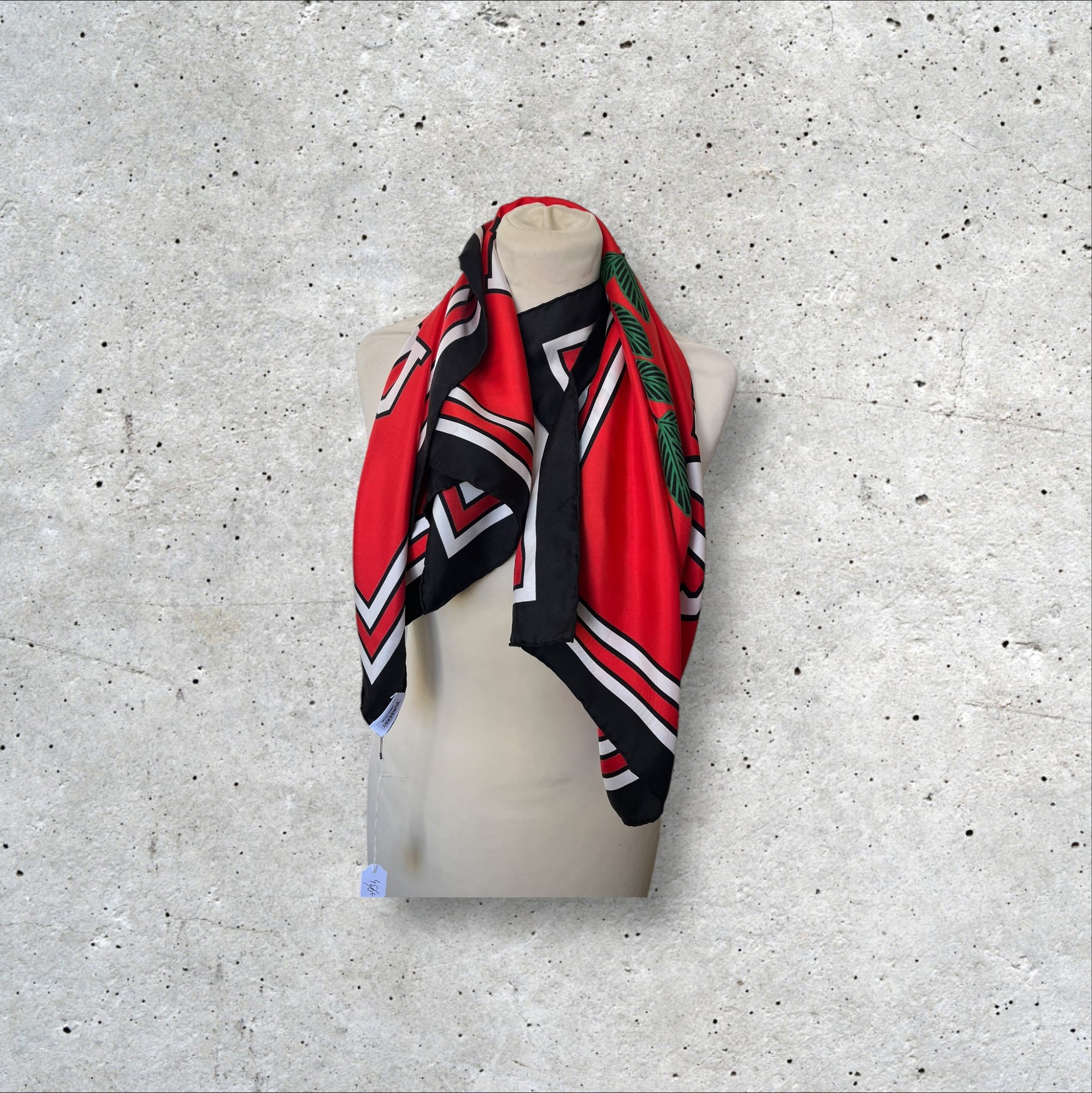 adomimod.com-BURBERRY-carre-soie-rouge-lettresPhotoroom_000_20250401_111723.jpeg