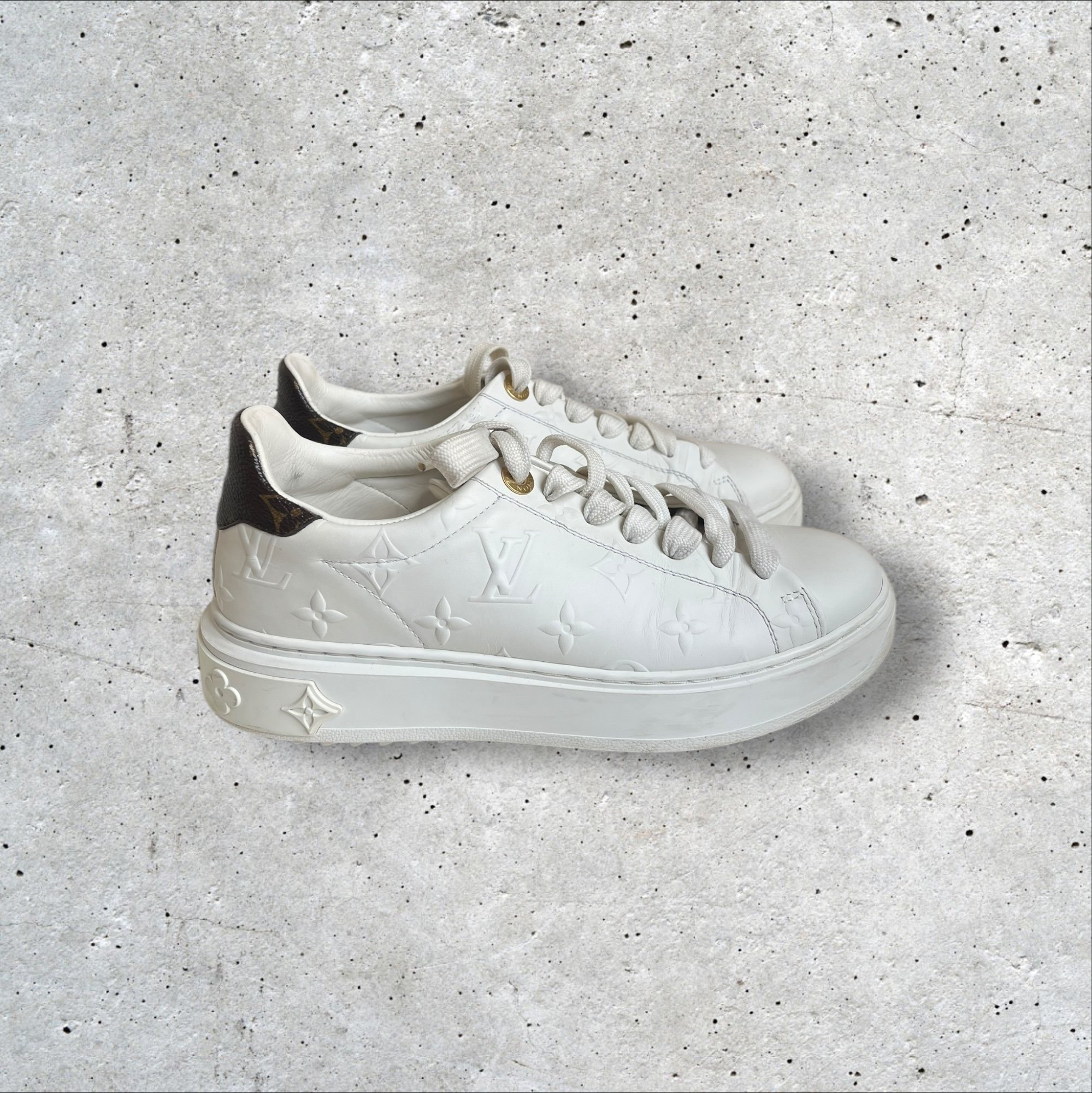 adomimod.com-louis-vuitton-sneakers-cuir-blanc-pointure-36Photoroom_006_20250322_120630.jpeg