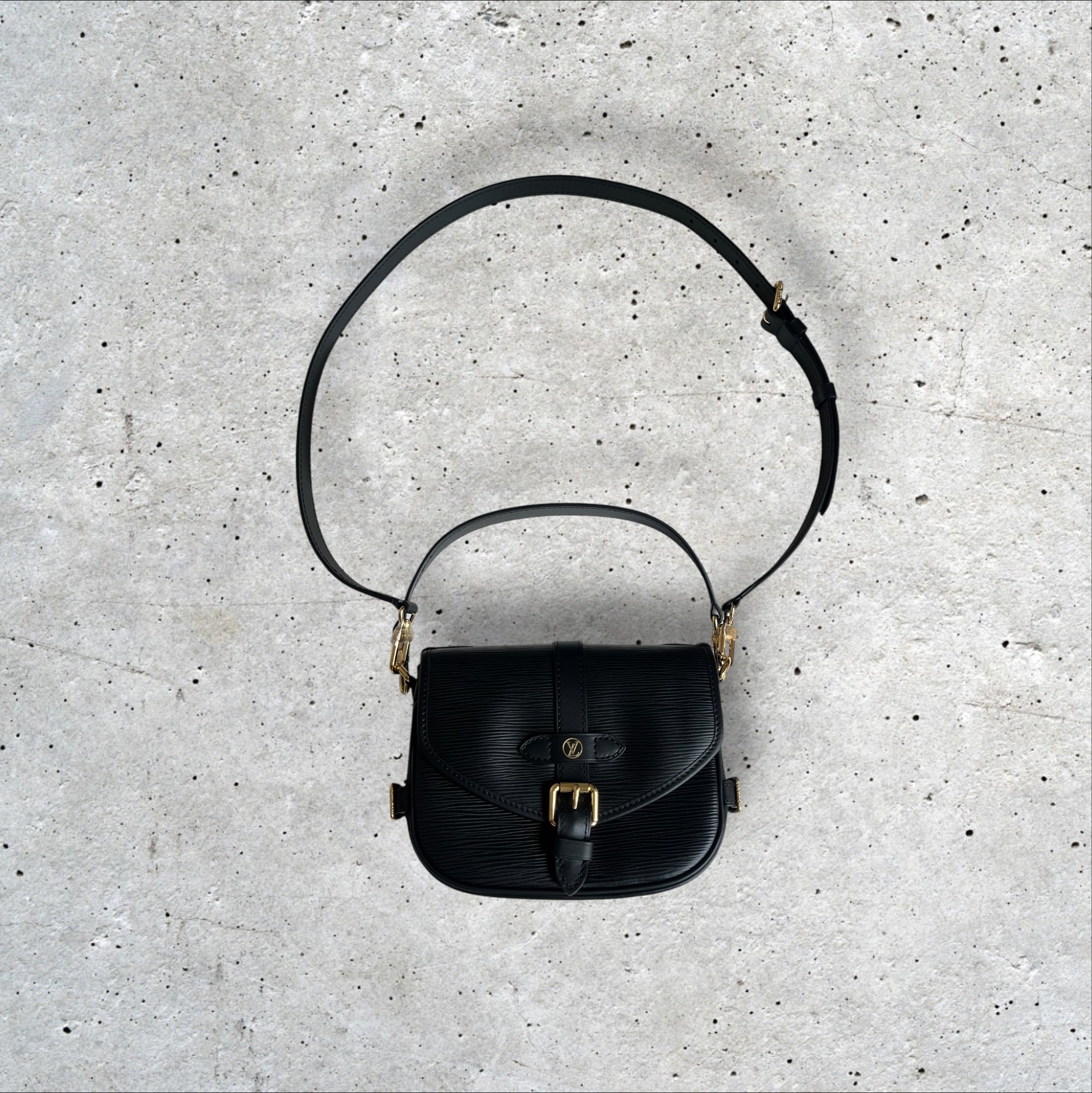 adomimod.com-louis-vuitton-sac-saumur-cuir-epi-noirPhotoroom_018_20250415_122446.jpeg
