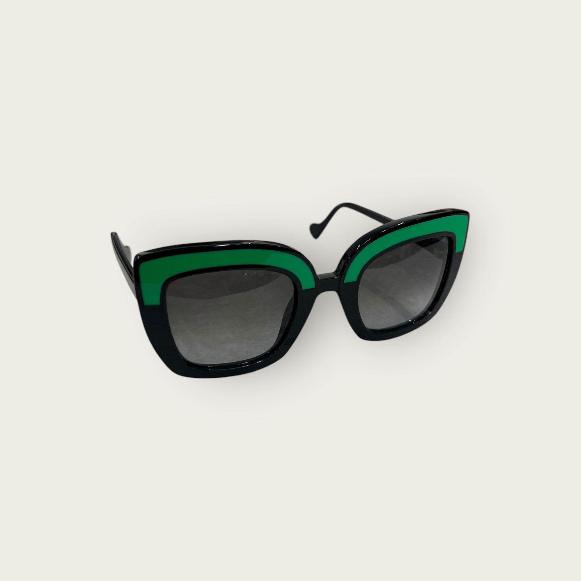 adomimod.com-solaires-noir-vertPhotoroom_002_20240930_143755.jpg