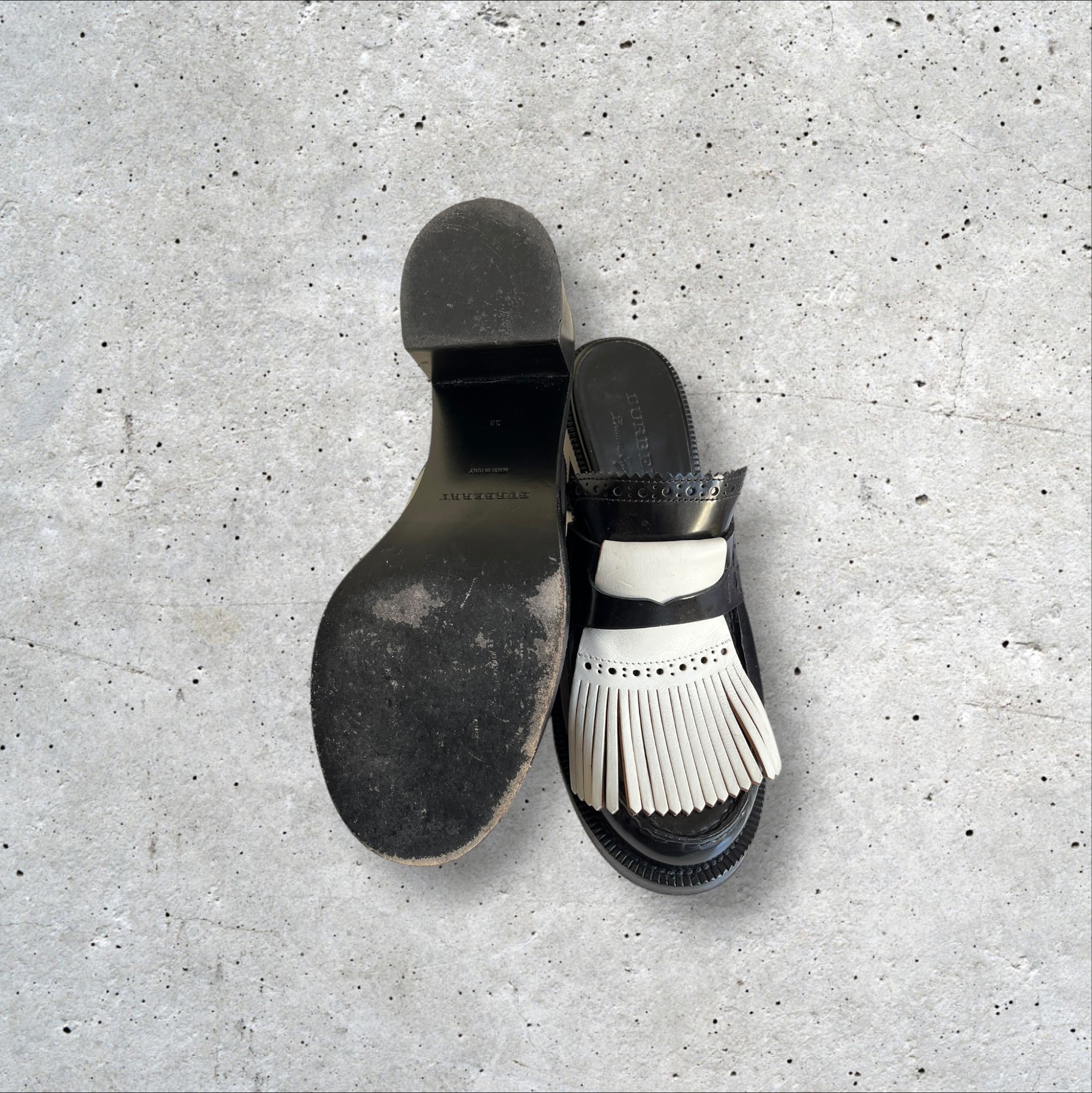 adomimod.com-BURBERRY-mules-cuir-noir-blanc-pointure-38Photoroom_000_20250404_163446.jpeg