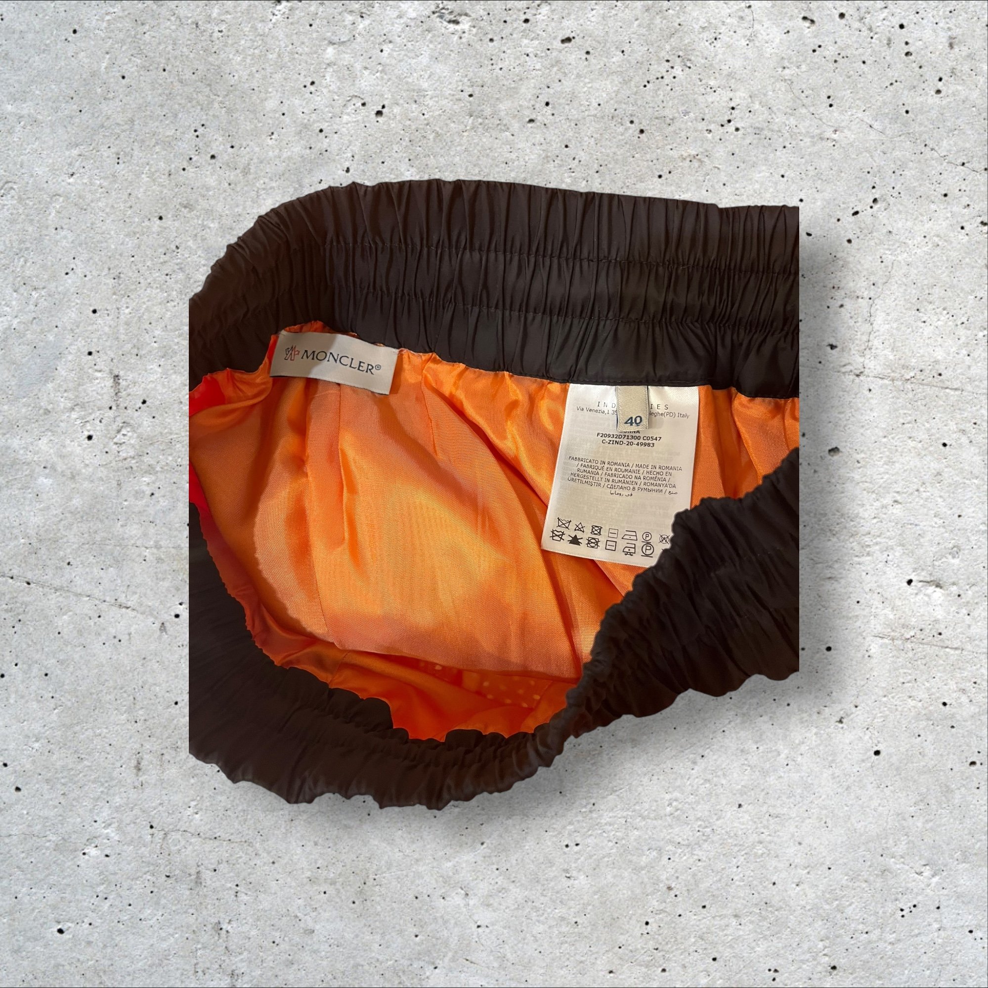 adomimod.com-moncler-jupe-orange-micro-perforee-plissee-taille-sPhotoroom_022_20241204_162629.jpg