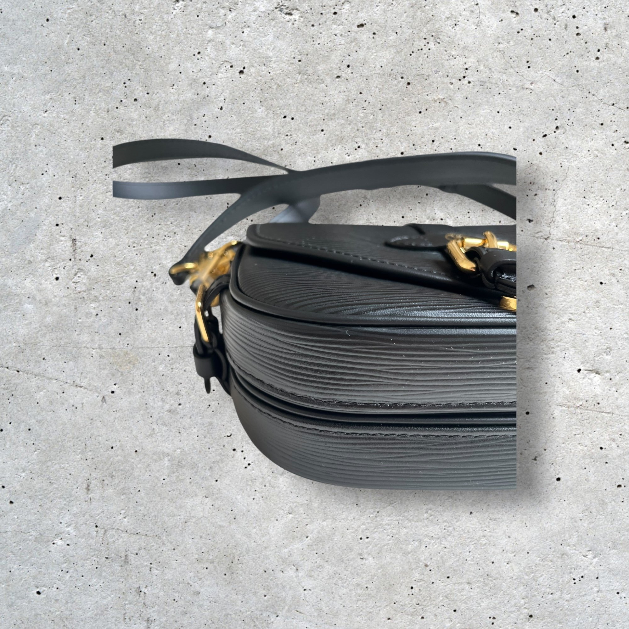 adomimod.com-louis-vuitton-sac-saumur-cuir-epi-noirPhotoroom_011_20250415_122446.jpeg