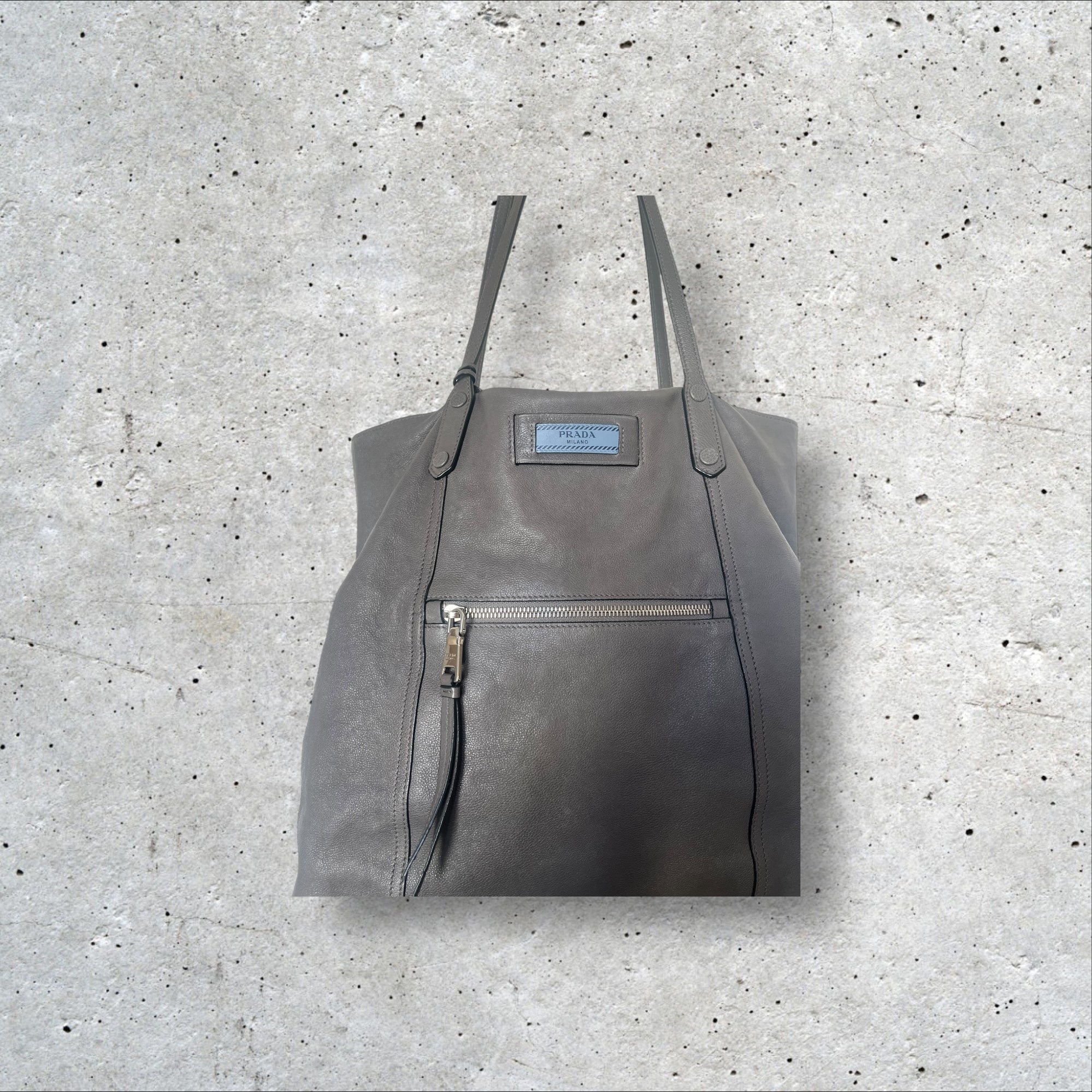 adomimod.com-Prada-sac-shopping-cabas-cuir-grisPhotoroom_015_20250408_163804.jpeg