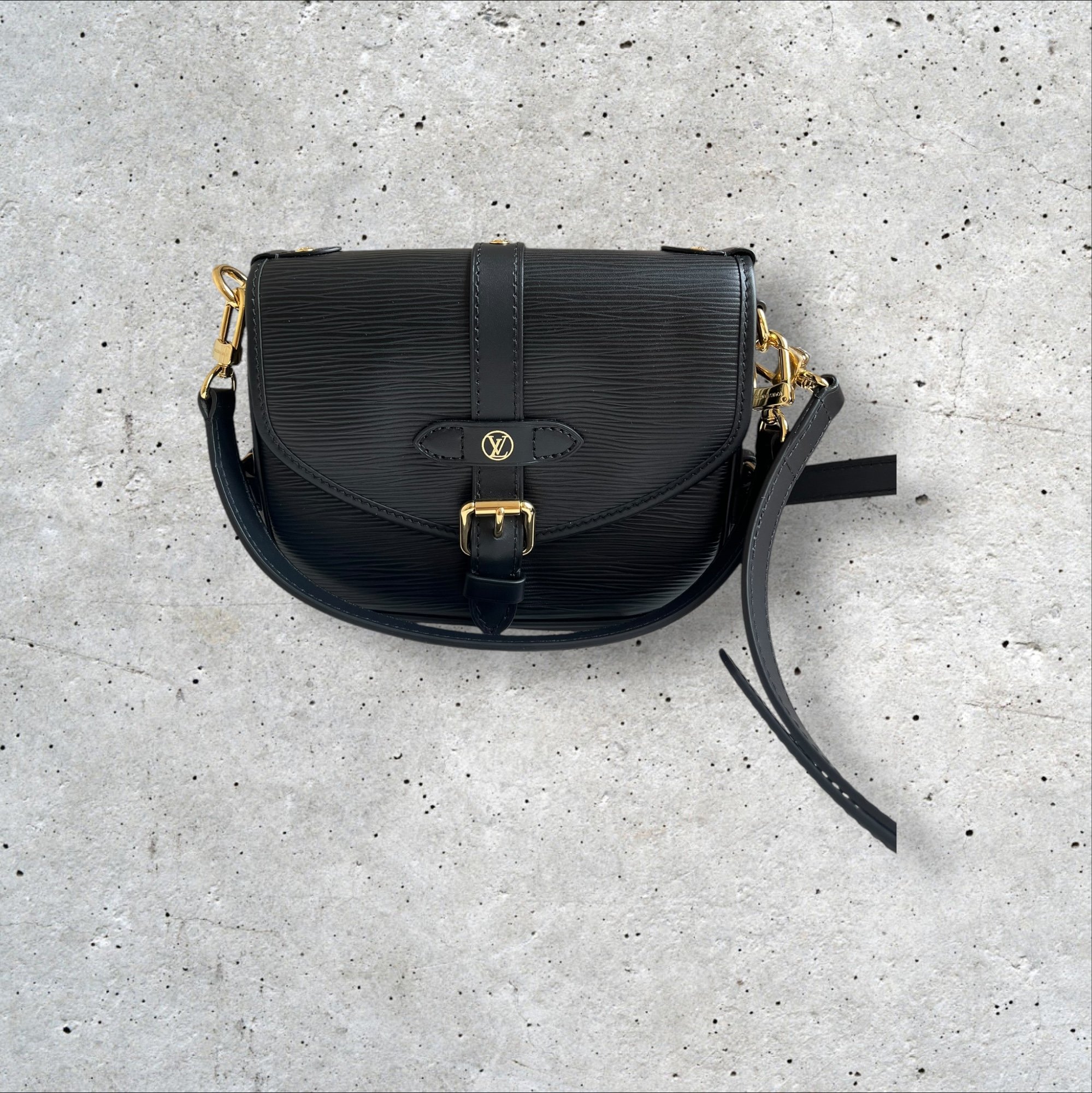 adomimod.com-louis-vuitton-sac-saumur-cuir-epi-noirPhotoroom_000_20250415_122446.jpeg